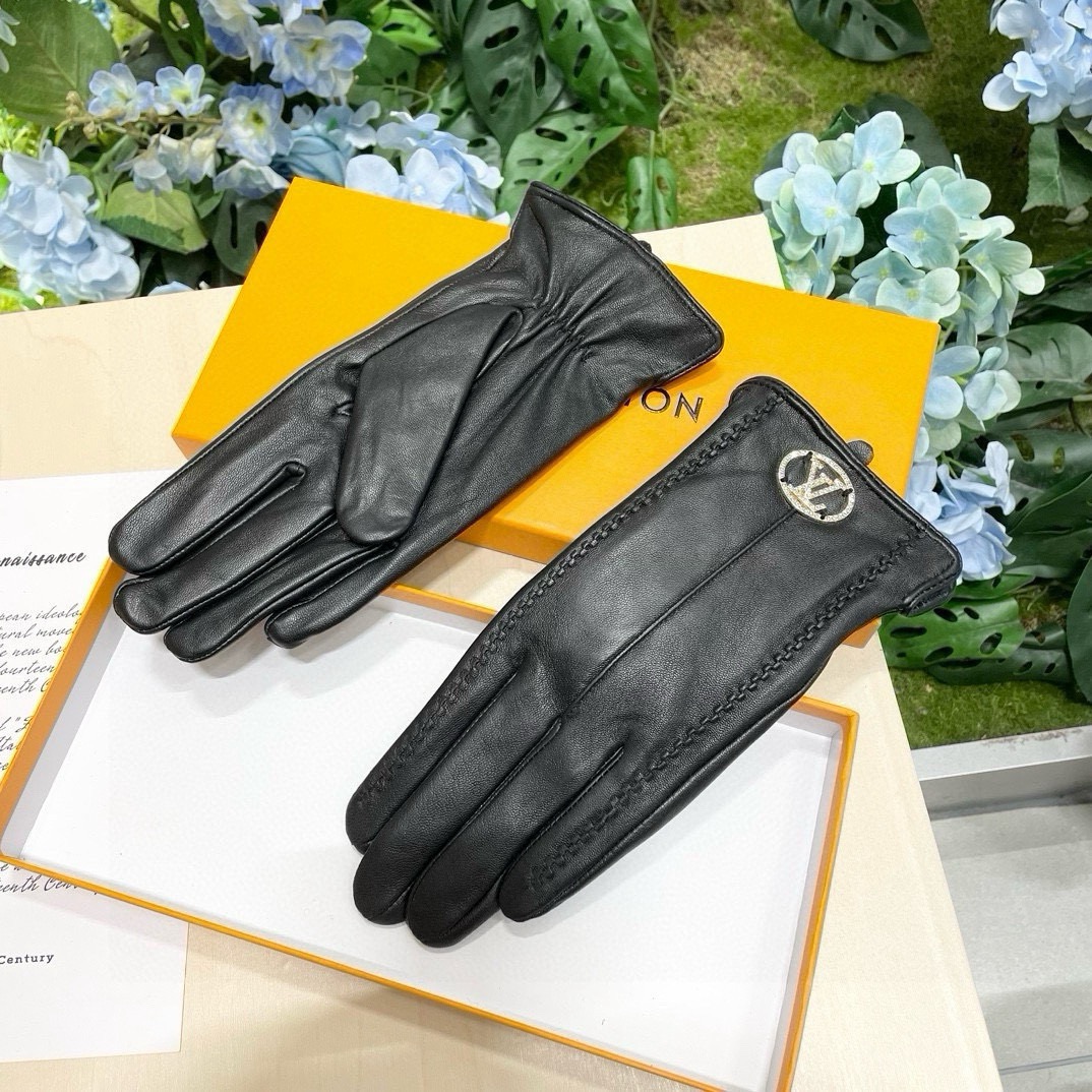 P120 配包装🔥女款✨新款独家首发‼️触屏女款手套LV【原单品质】官网同步女士新款高档羊皮手套🎉🎉女神集美们首选 不可错过💁💁百分百选用进口羊皮 皮质细腻柔软 认准进口羊皮特有手感👏👏羊绒内里保暖更佳 顶级做工💋💋💋任何细节都不放过💎正品开版 专柜一比一 🎁 码数：均码