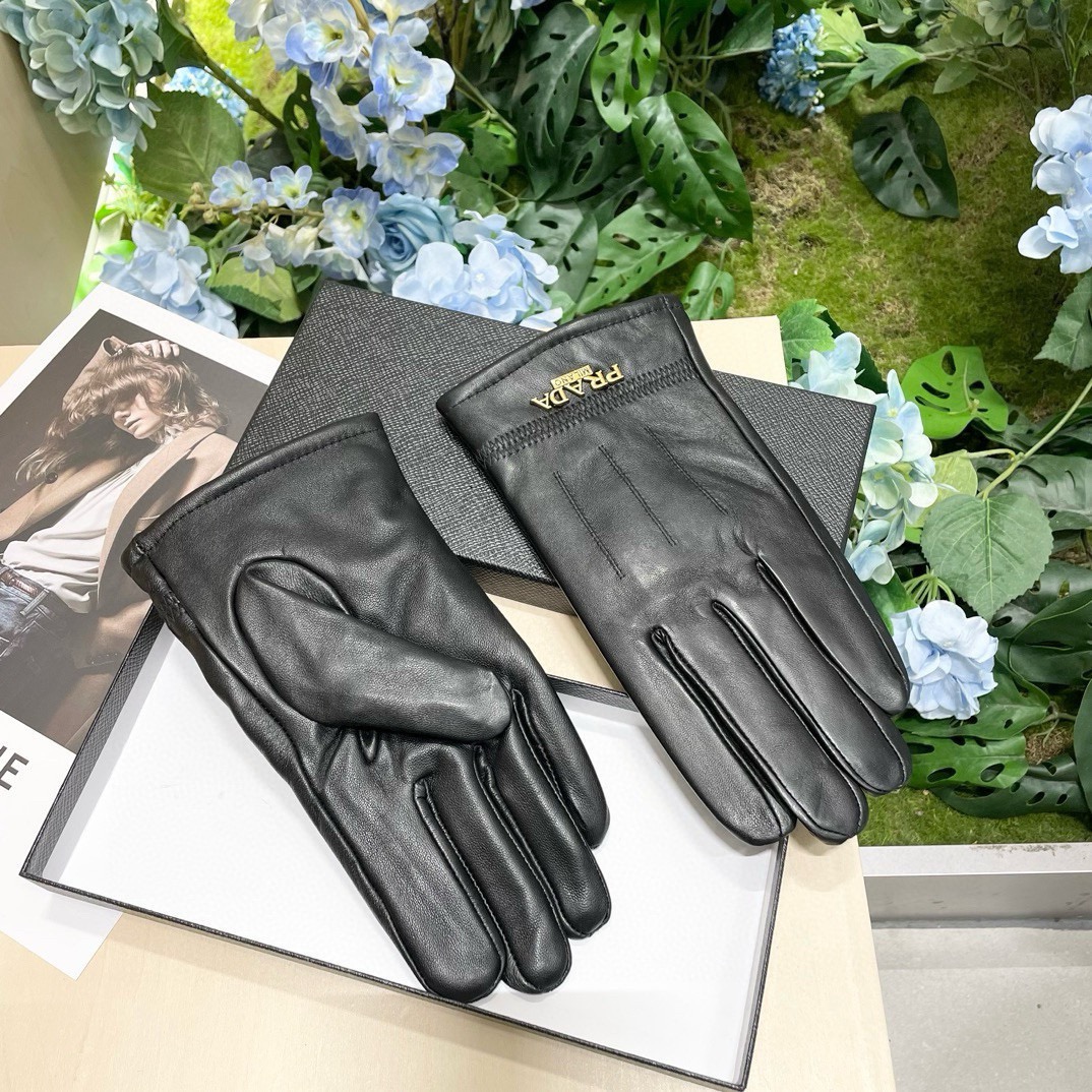 P130 配包装🔥男款✨新款独家首发‼触屏手套 男士手套普拉达男款【原单品质】官网同步男士新款高档羊皮手套🎉🎉不可错过💁💁百分百选用进口羊皮 皮质细腻柔软 认准进口羊皮特有手感👏👏羊绒内里保暖更佳 原版定制五金👍顶级做工💋💋💋任何细节都不放过💎正品开版 🎁 码数：均码