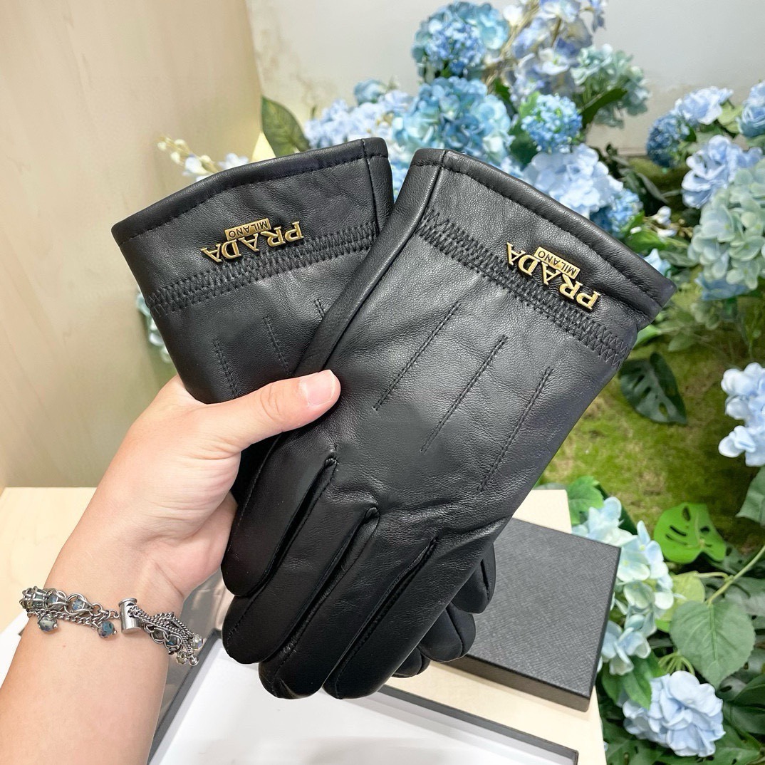 P130 配包装🔥男款✨新款独家首发‼触屏手套 男士手套普拉达男款【原单品质】官网同步男士新款高档羊皮手套🎉🎉不可错过💁💁百分百选用进口羊皮 皮质细腻柔软 认准进口羊皮特有手感👏👏羊绒内里保暖更佳 原版定制五金👍顶级做工💋💋💋任何细节都不放过💎正品开版 🎁 码数：均码