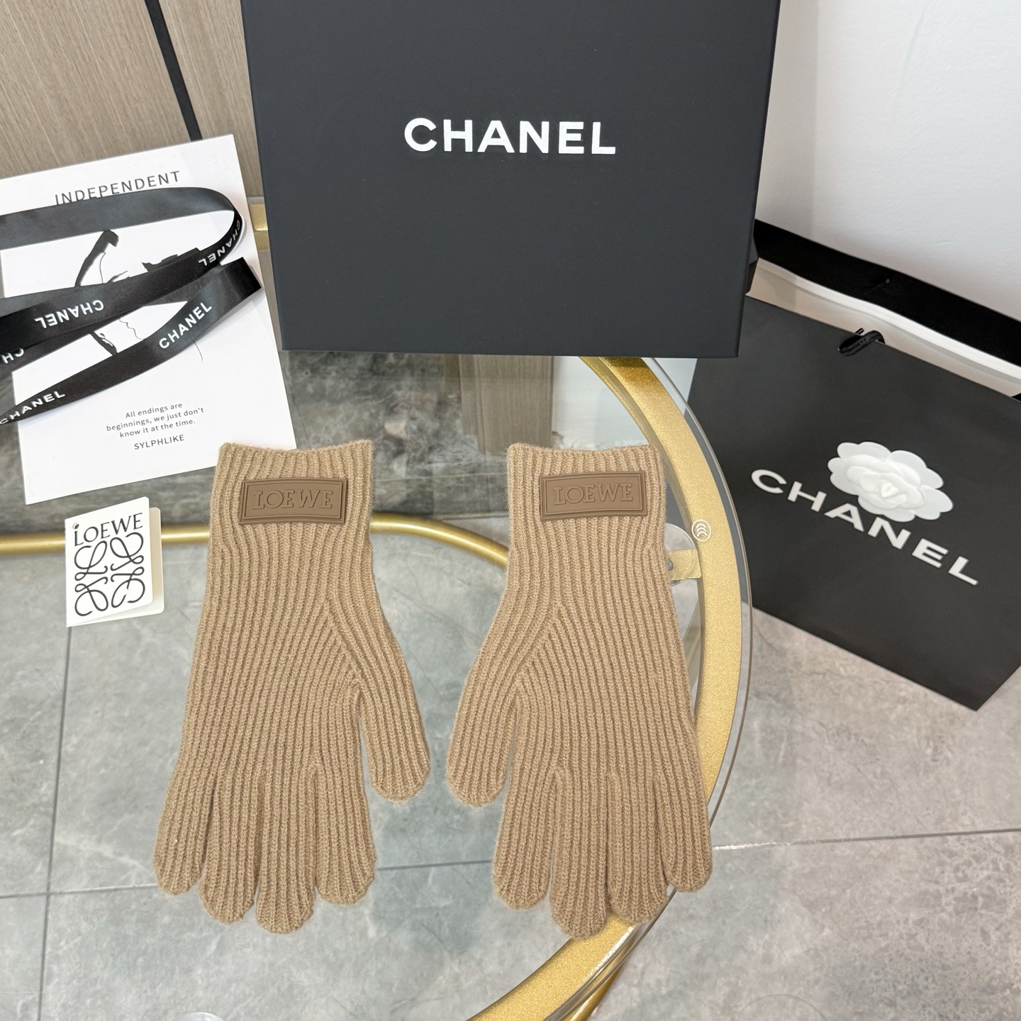 P105 配包装 爆款💥LOEWE 罗意威 秋冬羊毛针织手套🧤纯色系列今年秋冬大火🔥 每色都超好看 搭配羊绒大衣绝美 立体版型剪裁 线条流畅 佩戴舒适 时尚设计非常百搭 贴合手型 
尺码：均码