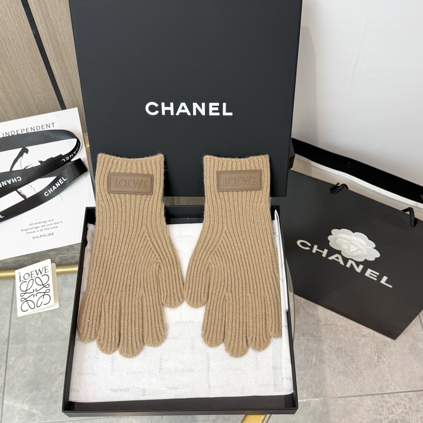 P105 配包装 爆款💥LOEWE 罗意威 秋冬羊毛针织手套🧤纯色系列今年秋冬大火🔥 每色都超好看 搭配羊绒大衣绝美 立体版型剪裁 线条流畅 佩戴舒适 时尚设计非常百搭 贴合手型 
尺码：均码