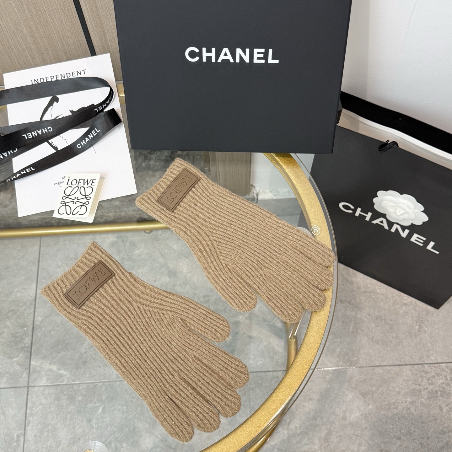 P105 配包装 爆款💥LOEWE 罗意威 秋冬羊毛针织手套🧤纯色系列今年秋冬大火🔥 每色都超好看 搭配羊绒大衣绝美 立体版型剪裁 线条流畅 佩戴舒适 时尚设计非常百搭 贴合手型 
尺码：均码