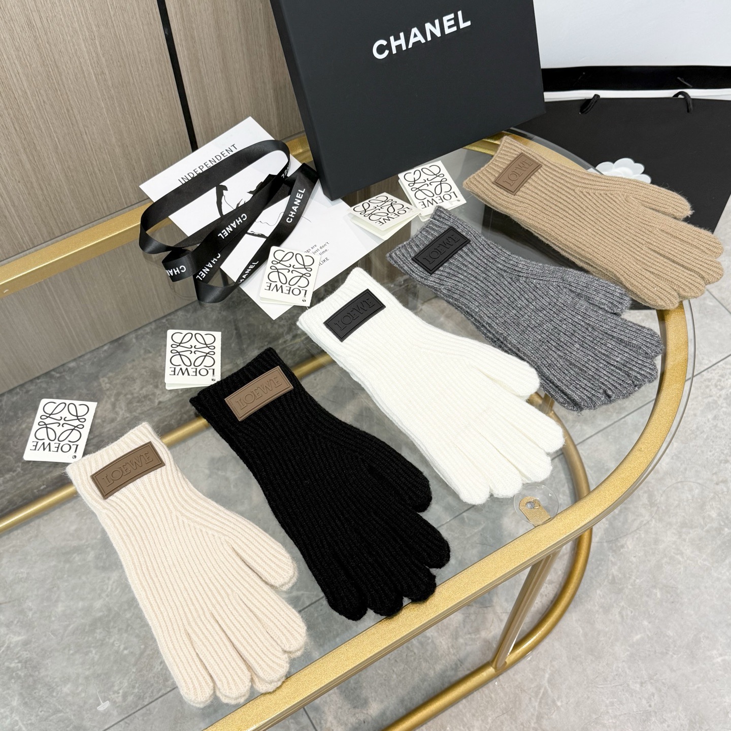 P105 配包装 爆款💥LOEWE 罗意威 秋冬羊毛针织手套🧤纯色系列今年秋冬大火🔥 每色都超好看 搭配羊绒大衣绝美 立体版型剪裁 线条流畅 佩戴舒适 时尚设计非常百搭 贴合手型 
尺码：均码