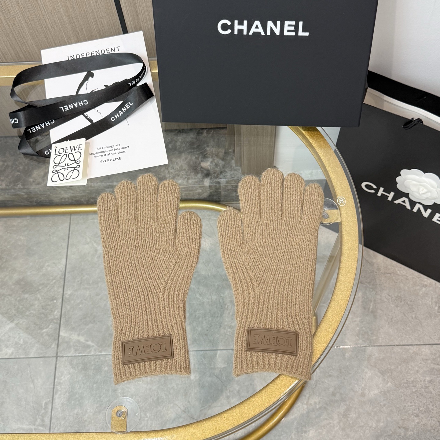 P105 配包装 爆款💥LOEWE 罗意威 秋冬羊毛针织手套🧤纯色系列今年秋冬大火🔥 每色都超好看 搭配羊绒大衣绝美 立体版型剪裁 线条流畅 佩戴舒适 时尚设计非常百搭 贴合手型 
尺码：均码