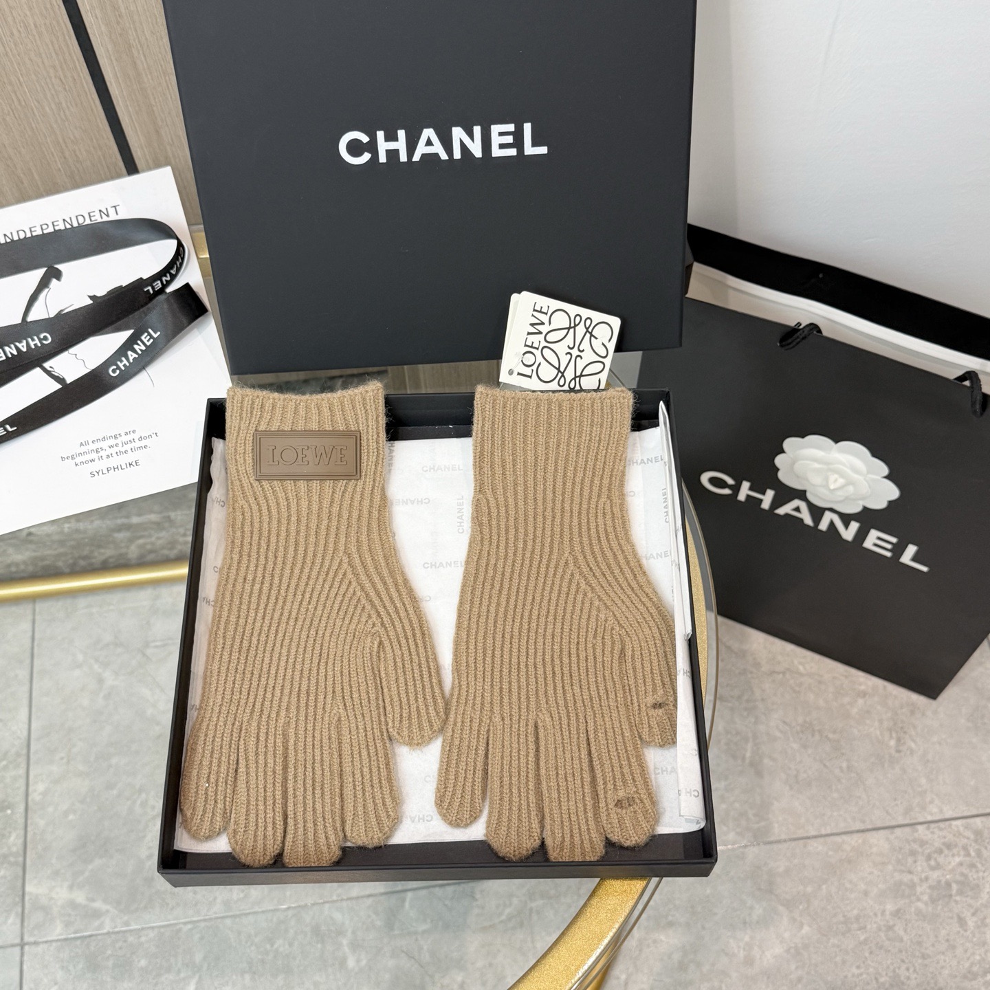 P105 配包装 爆款💥LOEWE 罗意威 秋冬羊毛针织手套🧤纯色系列今年秋冬大火🔥 每色都超好看 搭配羊绒大衣绝美 立体版型剪裁 线条流畅 佩戴舒适 时尚设计非常百搭 贴合手型 
尺码：均码