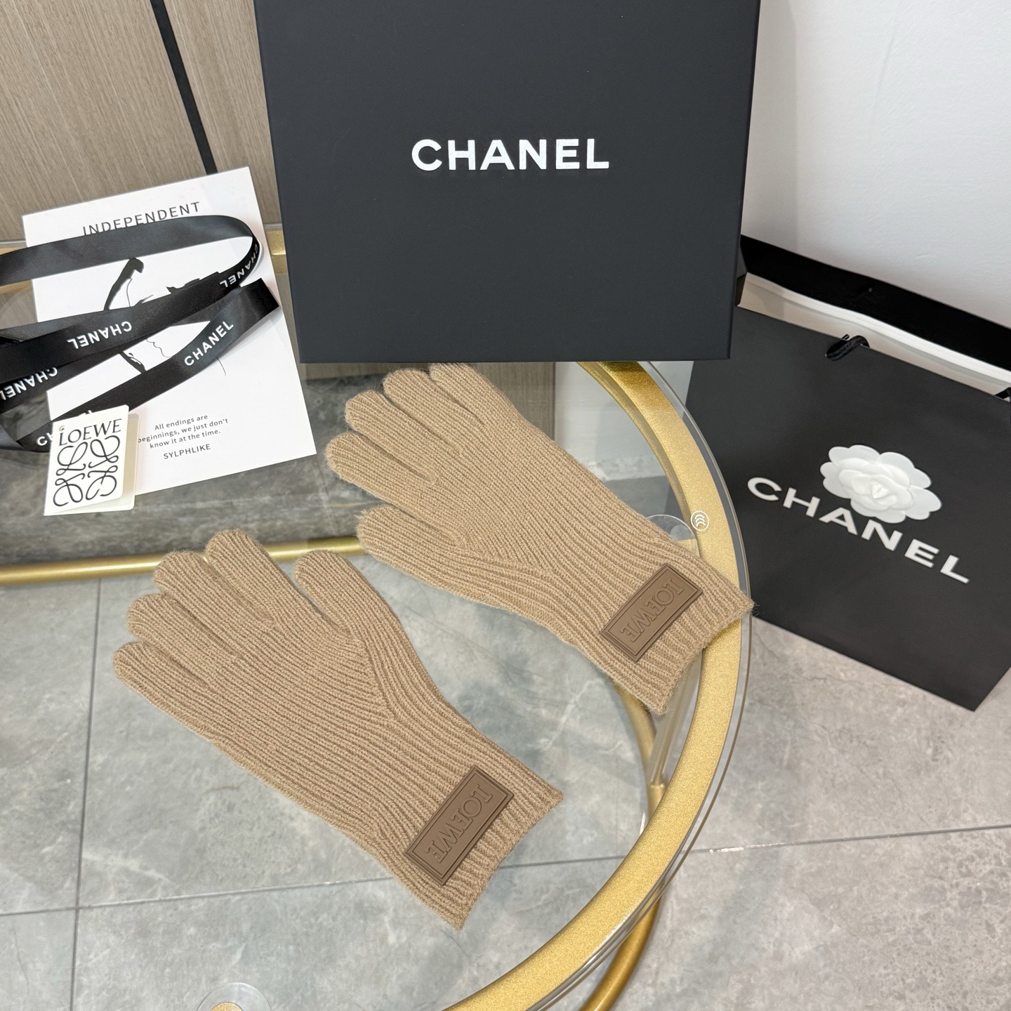 P105 配包装 爆款💥LOEWE 罗意威 秋冬羊毛针织手套🧤纯色系列今年秋冬大火🔥 每色都超好看 搭配羊绒大衣绝美 立体版型剪裁 线条流畅 佩戴舒适 时尚设计非常百搭 贴合手型 
尺码：均码