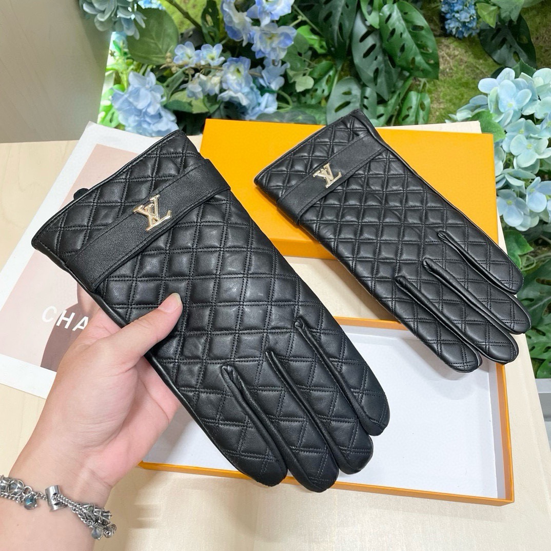 P145 配包装🔥男女款✨新款独家首发‼️触屏女款手套LV【原单品质】官网同步女士新款高档羊皮手套🎉🎉女神集美们首选 不可错过💁💁百分百选用进口羊皮 皮质细腻柔软 认准进口羊皮特有手感👏👏羊绒内里保暖更佳 顶级做工💋💋💋任何细节都不放过💎正品开版 专柜一比一 🎁 码数：均码
