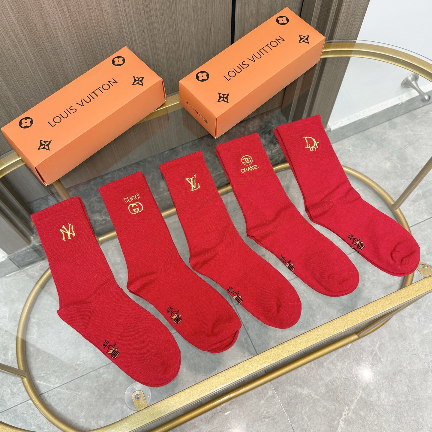 NO:659889,Comes with packaging [five pairs in one box] popular Chinese New Year socks from big European and American brands, the same mid-length socks with letter embroidery from the official website!  Luokou embroidery brand abbreviation letter ins decoration, counter synchronized socks, big brands out on the street, fashionable people must have super matching socks, socks, socks19860909配包装【一盒五双】欧美大牌红红火火过年袜 官网同款字母刺绣中长款袜子！罗口刺绣品牌简称字母ins装饰,专柜同步筒袜袜子,大牌出街,潮人必备超好搭袜子,袜子,socks,accessory