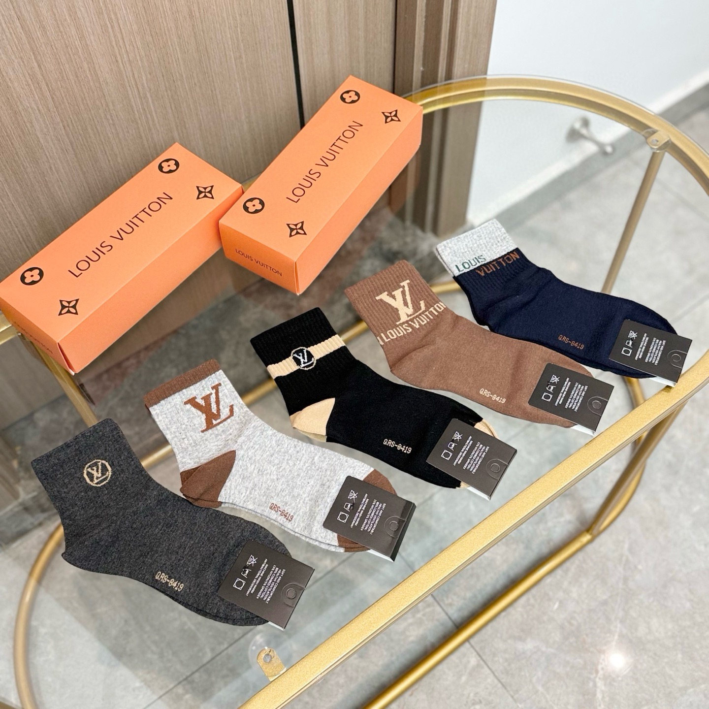 NO:659899,Comes with packaging [five pairs in a box] LV Louis Vuitton's popular mid-calf socks, high version ~ good to see. European and American big-name mid-calf socks are indispensable for fashionistas. They are counter-purchased quality socks. They are super stylish when paired together. They are so fashionable~~ Recommended, recommended, recommended~~ A must-have fashionable item!  !  socks,socks,louis vuitton,louis vuitton,socks19860909配包装【一盒五双】LV 路易威登 爆款 中筒袜高版本 ～好看到爆炸 欧美大牌中筒袜潮人必不能少的专柜代购品质 袜子 ,搭配起来超高逼格 时髦度爆表啊啊啊啊～～推荐推荐推荐～～必入时髦小单品！！袜子,袜子,louis vuitton,louis vuitton,socks,accessory
