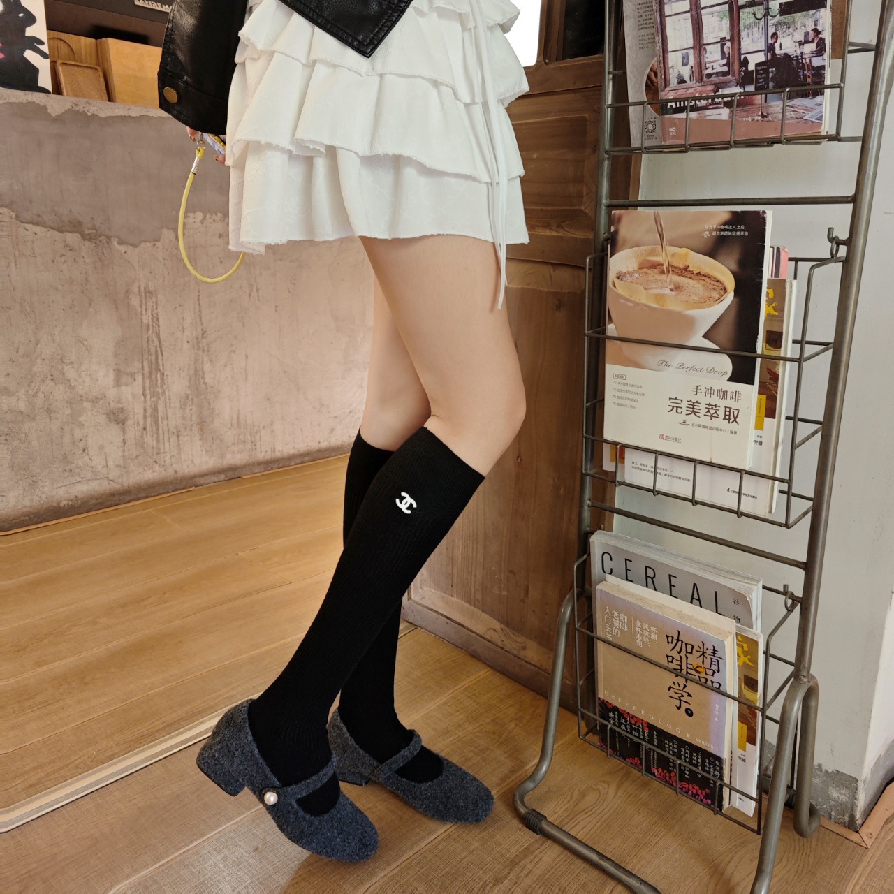 NO:659912,Comes with packaging [one pair in one box] CHANEL·Chanel's super popular internet celebrity socks official website same style solid color letter calf socks, recommended by ins stars and internet celebrities, extremely popular pure cotton material, light, soft and breathable, suitable for all seasons, essential socks for the streets of Europe and the United States, socks, chanel, chanel, socks19860909配包装【一盒一双】CHANEL· 香奈儿超级爆款网红袜子官网同款纯色字母小腿袜,ins明星网红推荐火爆至极纯棉材质,轻薄柔软透气,四季通用,欧美大牌街头必备袜子,袜子,chanel,chanel,socks,accessory