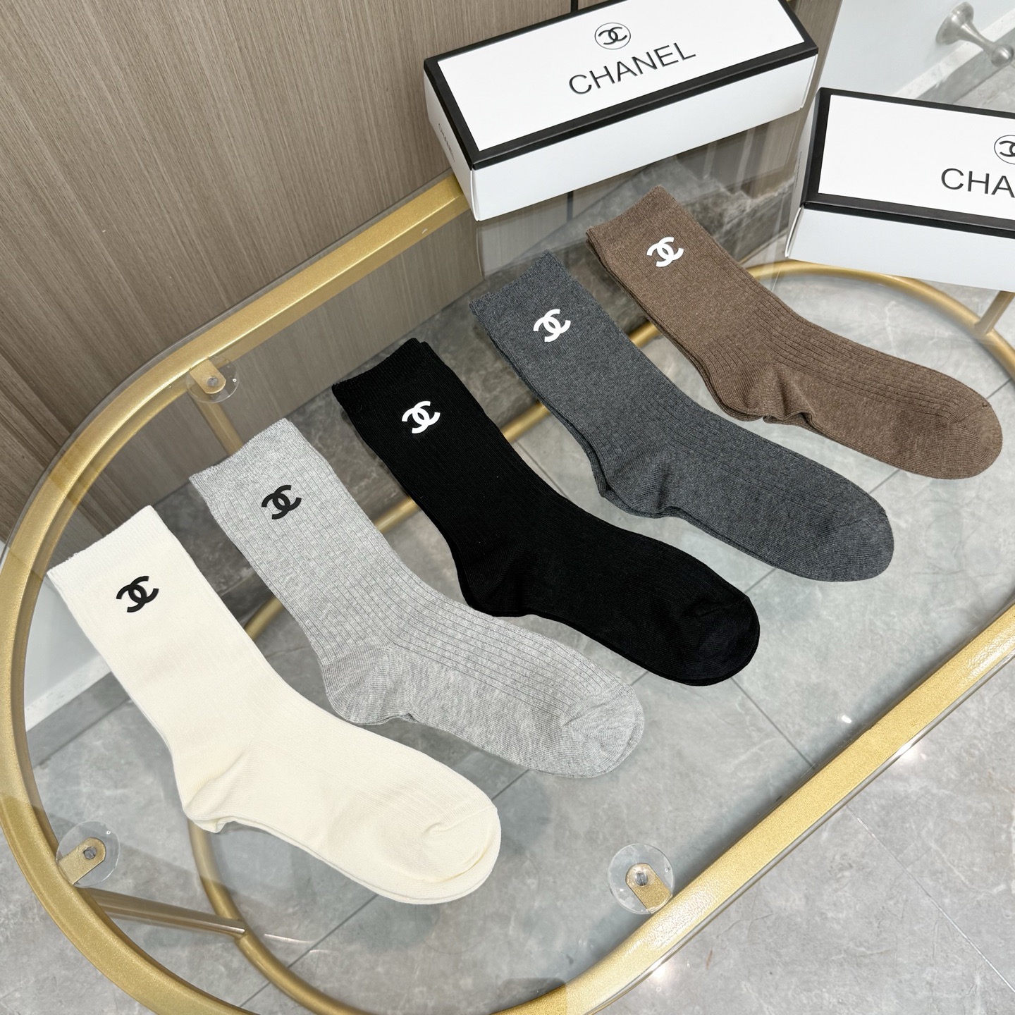 NO:659913,Comes with packaging [five pairs in a box] CHANEL Chanel’s popular high-end mid-calf socks ~ Very good to see. European and American big-name mid-calf socks are indispensable for fashionistas. They are high-quality counter-purchased socks. They are super stylish when paired with them. They are so fashionable~~ Recommended, recommended, recommended~~ A must-have fashionable item!  !  socks,socks,chanel,chanel,socks19860909配包装【一盒五双】CHANEL香奈儿 爆款中筒袜高版本 ～好看到爆炸 欧美大牌中筒袜潮人必不能少的专柜代购品质 袜子 ,搭配起来超高逼格 时髦度爆表啊啊啊啊～～推荐推荐推荐～～必入时髦小单品！！袜子,袜子,chanel,chanel,socks,accessory