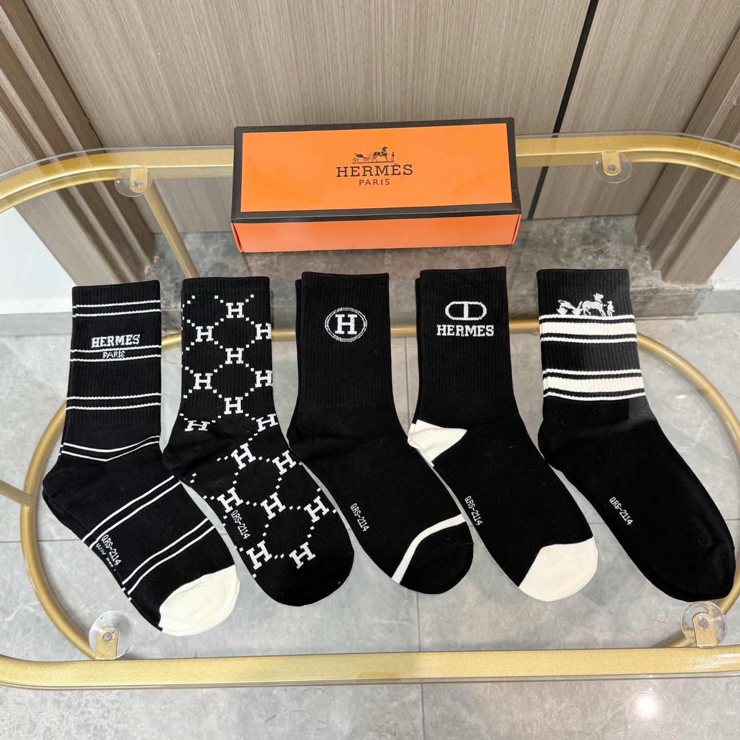 NO:659932,Comes with packaging [five pairs in a box] HERMER · Hermès classic mid-calf socks made of pure cotton, new products are available at the counter simultaneously, the full name of the brand H is jacquard on the body of the socks, and the H logo is embroidered at the ruff, which is particularly eye-catching, pure cotton material, super soft and comfortable on the feet, super popular small items, big brands out on the street, fashionable people must have super good-matching socks, socks, hermes, hermes, socks19860909配包装【一盒五双】HERMER · 爱马仕经典中筒袜子纯棉面料,专柜同步上新,袜身提花H品牌字母全称,罗口处刺绣H标志,特别吸睛,纯棉材质,上脚超柔软舒适,超火爆小单品,大牌出街,潮人必备超好搭袜子,袜子,hermes,hermes,socks,accessory