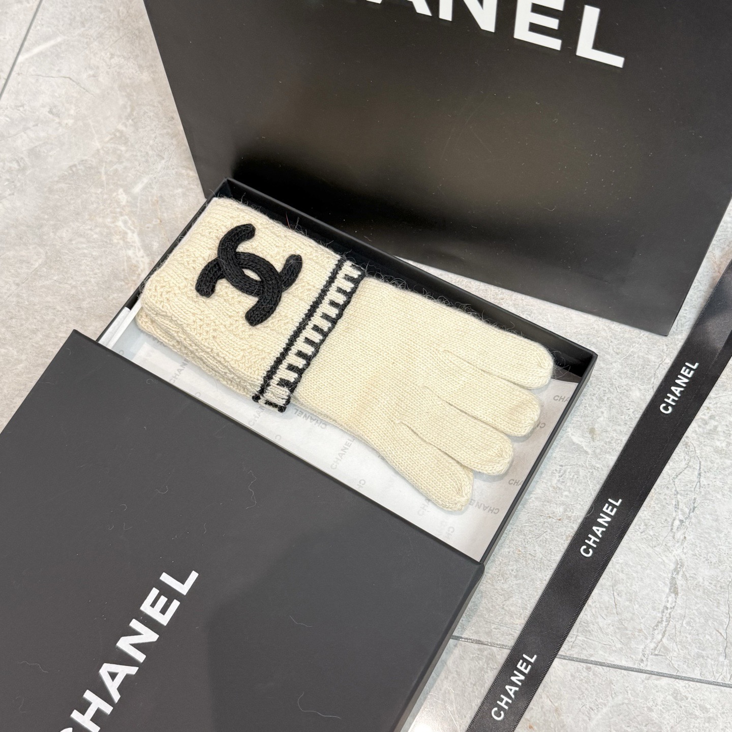 NO:659711,With packaging, the popular CHANEL autumn and winter wool knitted gloves solid color series are popular this autumn and winter. Every color is super beautiful. It looks great with a cashmere coat. Three-dimensional tailoring. Smooth lines. Comfortable to wear. Fashion design is very versatile. Fits the hand. One size fits all. Gloves, gloves, chanel, chanel, gloves19860909配包装 爆款 CHANEL香奈儿秋冬羊毛针织手套纯色系列今年秋冬大火每色都超好看 搭配羊绒大衣绝美 立体版型剪裁 线条流畅 佩戴舒适 时尚设计非常百搭 贴合手型 尺码均码 手套,手套,chanel,chanel,gloves,accessory
