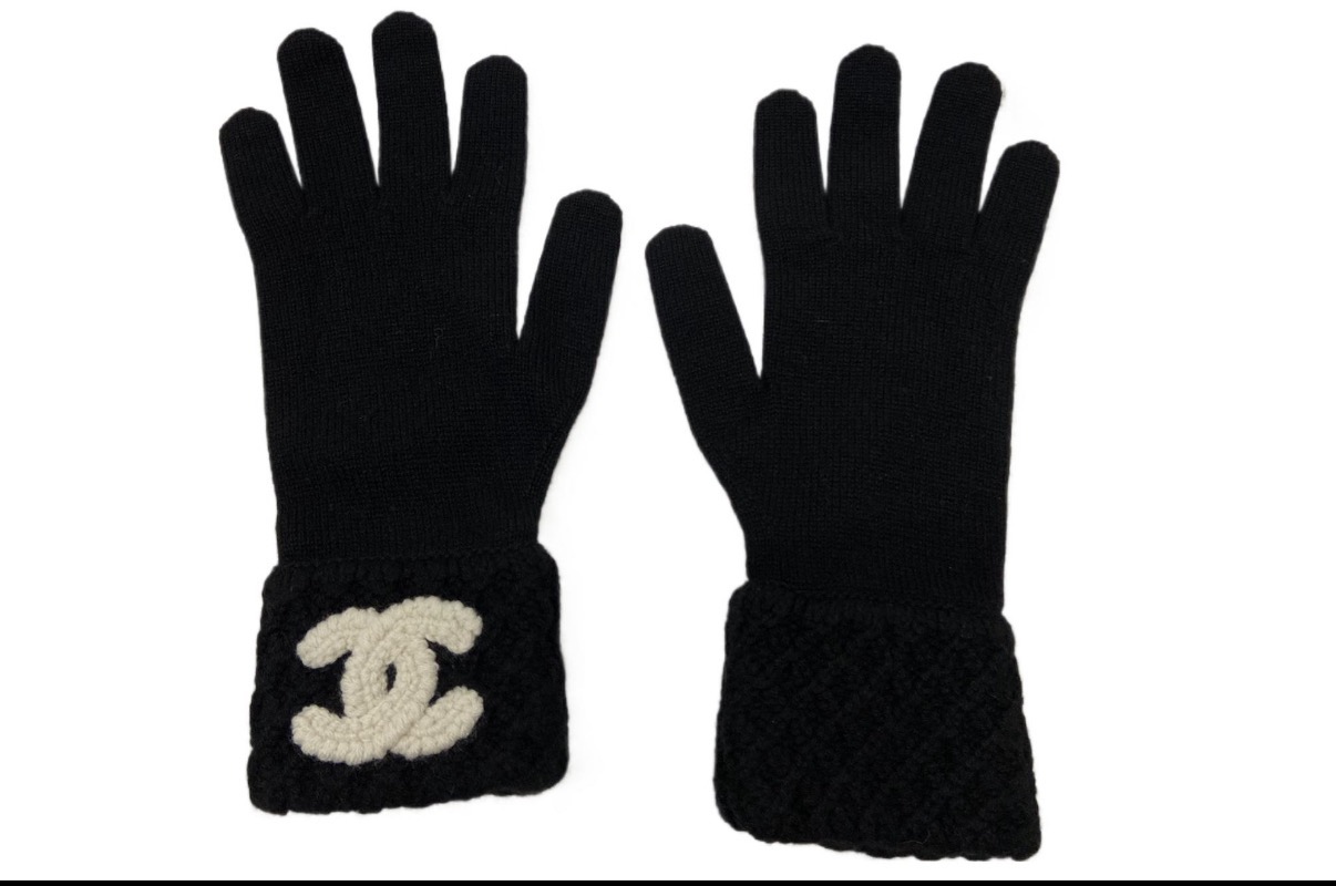 NO:659715,Comes with packaging CHANEL Chanel 2025s new knitted wool warm gloves!  Counter synchronization!  It can touch the screen, the details are exquisite and high-end, and the brand logo graphics are full of high-end feeling. Gloves, gloves, chanel, chanel, gloves19860909配包装CHANEL香奈儿 2025s新款针织毛线保暖手套！专柜同步！可触屏,细节精致高级,品牌logo图形高级感满满.手套,手套,chanel,chanel,gloves,accessory