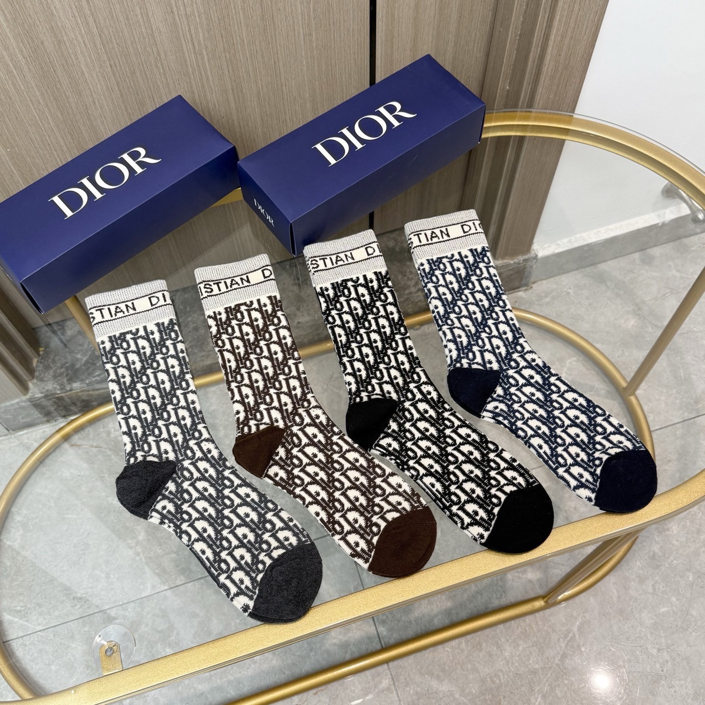 NO:659937,Comes with packaging [four pairs in a box] DIOR Dior high version ~ Look great. Dior socks cashmere socks, super soft and waxy, a must-have for fashionistas. Dior counter-purchased quality mid-calf socks, super stylish when paired with them, extremely fashionable~~ Recommended, recommended, recommended~~ A must-have fashionable item!  !  !  socks,socks,dior,dior,socks19860909配包装【一盒四双】DIOR 迪奥高版本 ～好看到爆炸 Dior 袜子羊绒袜,超软糯潮人必不能少的 Dior 专柜代购品质 中筒袜子 ,搭配起来超高逼格 时髦度爆表啊啊啊啊～～推荐推荐推荐～～必入时髦小单品！！！袜子,袜子,dior,dior,socks,accessory