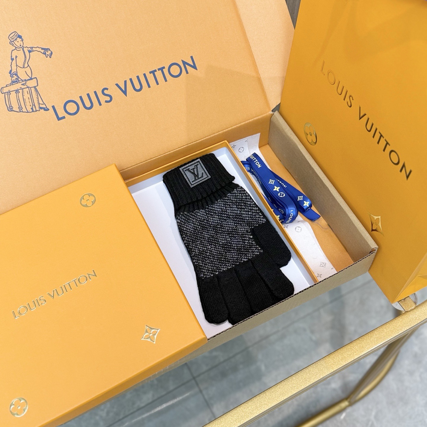 NO:659738,Comes with packaging LV Louis Vuitton's new autumn and winter wool knitted gloves checkerboard solid color series is a big hit this autumn and winter. Every color is super beautiful. It looks great with a cashmere coat. Three-dimensional tailoring. Smooth lines. Comfortable to wear. Fingerless design is more convenient. Fits the hand. One size fits all. Gloves, gloves, louis vuitton, louis vuitton, gloves19860909配包装 LV路易威登新款秋冬羊毛针织手套棋格纯色系列今年秋冬大火 每色都超好看 搭配羊绒大衣绝美 立体版型剪裁 线条流畅 佩戴舒适 露指设计更加方便 贴合手型 尺码均码手套,手套,louis vuitton,louis vuitton,gloves,accessory