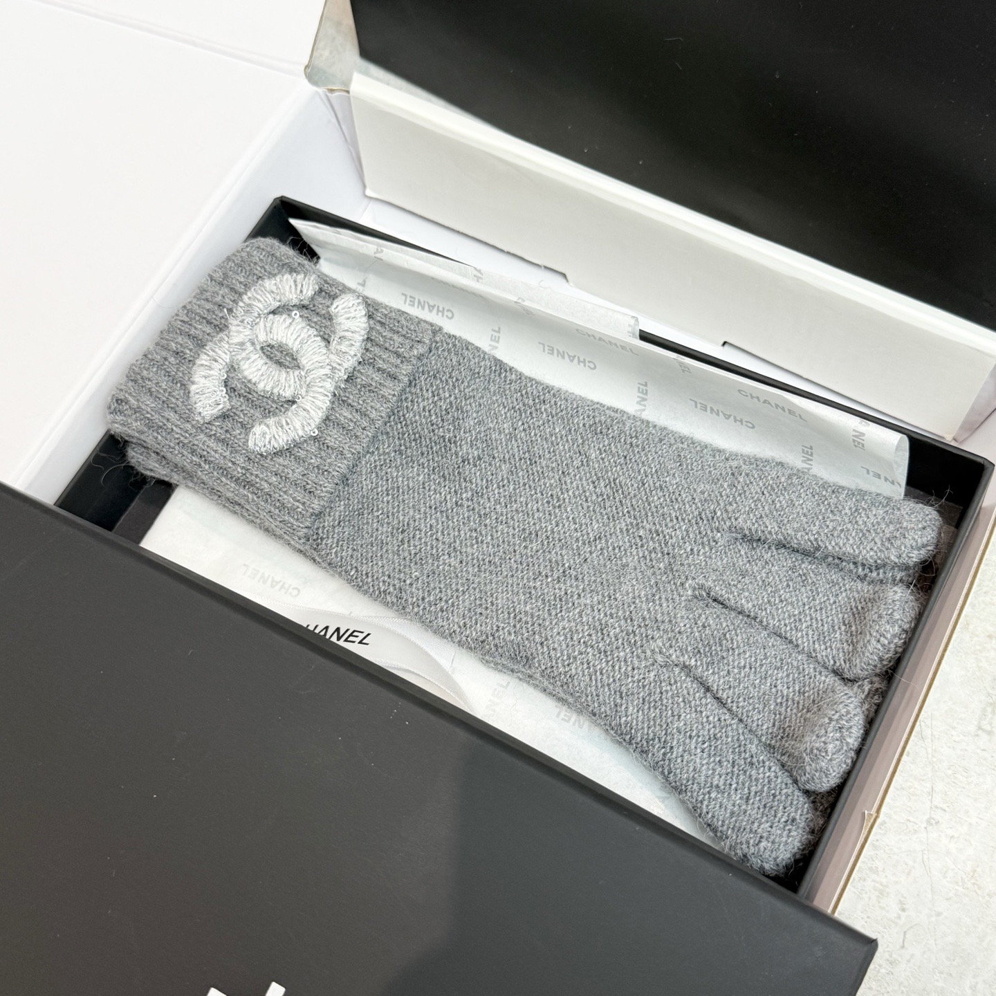 NO:659740,With packaging, the popular CHANEL autumn and winter wool knitted gloves solid color series are popular this autumn and winter. Every color is super beautiful. It looks great with a cashmere coat. Three-dimensional tailoring. Smooth lines. Comfortable to wear. Fashionable design is very versatile. Fits the hand. One size fits all. Gloves, gloves, chanel, chanel, gloves19860909配包装 爆款CHANEL香奈儿秋冬羊毛针织手套纯色系列今年秋冬大火 每色都超好看 搭配羊绒大衣绝美 立体版型剪裁 线条流畅 佩戴舒适 时尚设计非常百搭 贴合手型 尺码均码 手套,手套,chanel,chanel,gloves,accessory