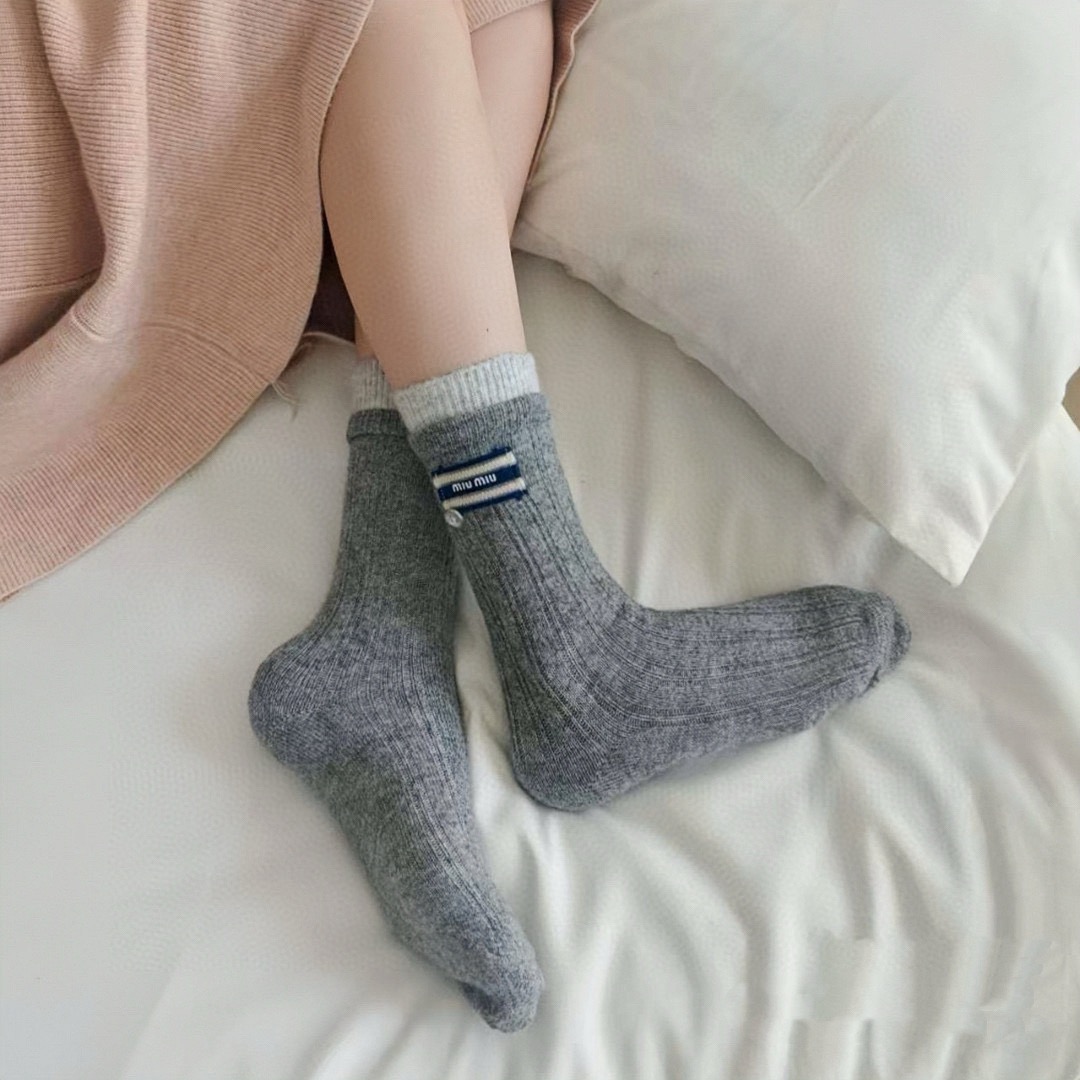 NO:659968,Comes with packaging [four pairs in a box] miumiu · Miu Miu high-quality super popular Internet celebrity socks miu home official website synchronized jewelry letter mid-tube socks, recommended by ins star Internet celebrities, extremely popular pure cotton material, light, soft and breathable, suitable for all seasons, European and American big-name street essential socks, socks, miumiu, socks19860909配包装【一盒四双】miumiu · 缪缪高品质超级爆款网红袜子miu家官网同步饰品字母中筒袜,ins明星网红推荐火爆至极纯棉材质,轻薄柔软透气,四季通用,欧美大牌街头必备袜子,袜子,miumiu,socks,accessory