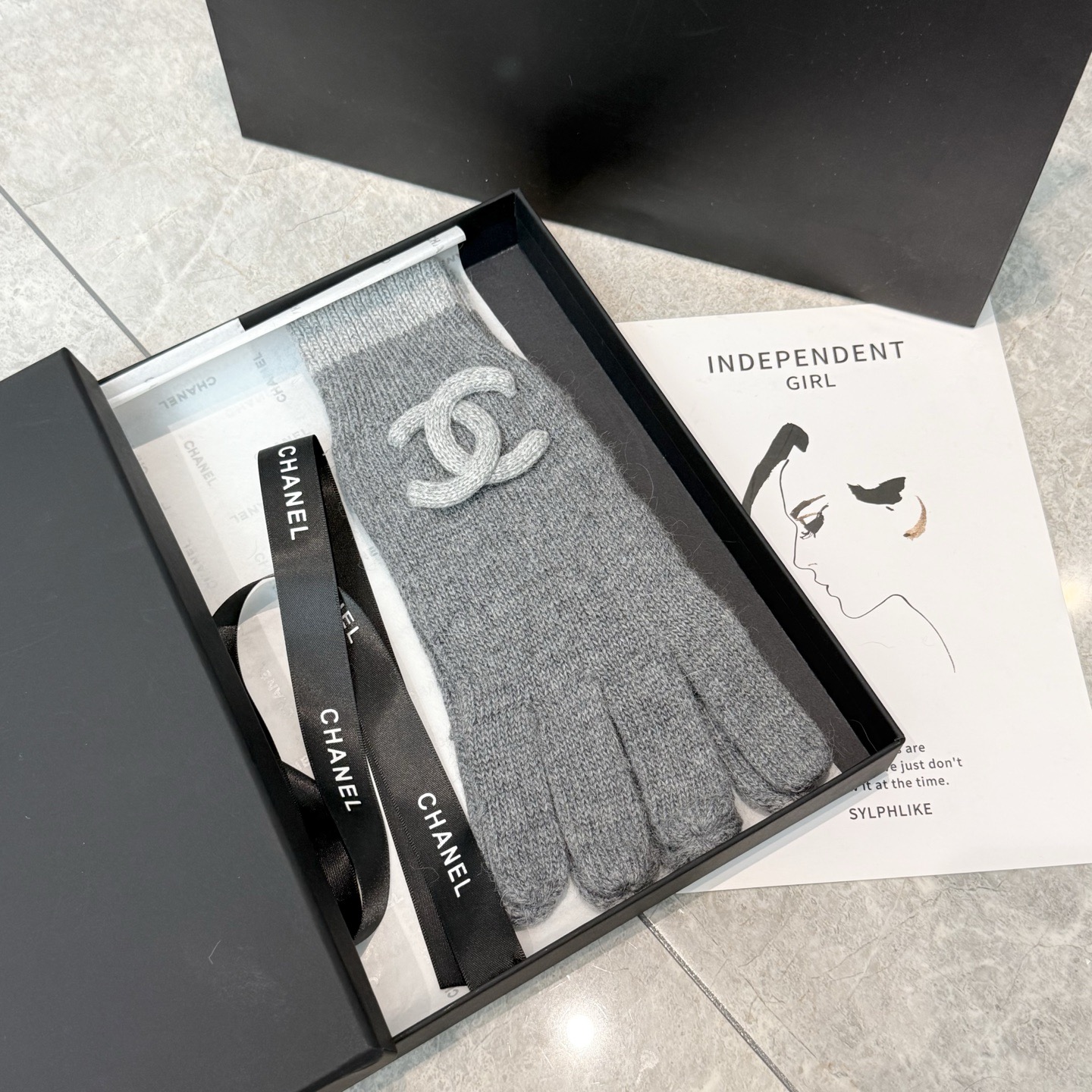 NO:659743,With packaging, the popular CHANEL autumn and winter wool knitted gloves solid color series are popular this autumn and winter. Every color is super beautiful. It looks great with a cashmere coat. Three-dimensional tailoring. Smooth lines. Comfortable to wear. Fashionable design is very versatile. Fits the hand. One size fits all. Gloves, gloves, chanel, chanel, gloves19860909配包装 爆款CHANEL香奈儿秋冬羊毛针织手套纯色系列今年秋冬大火 每色都超好看 搭配羊绒大衣绝美 立体版型剪裁 线条流畅 佩戴舒适 时尚设计非常百搭 贴合手型 尺码均码 手套,手套,chanel,chanel,gloves,accessory