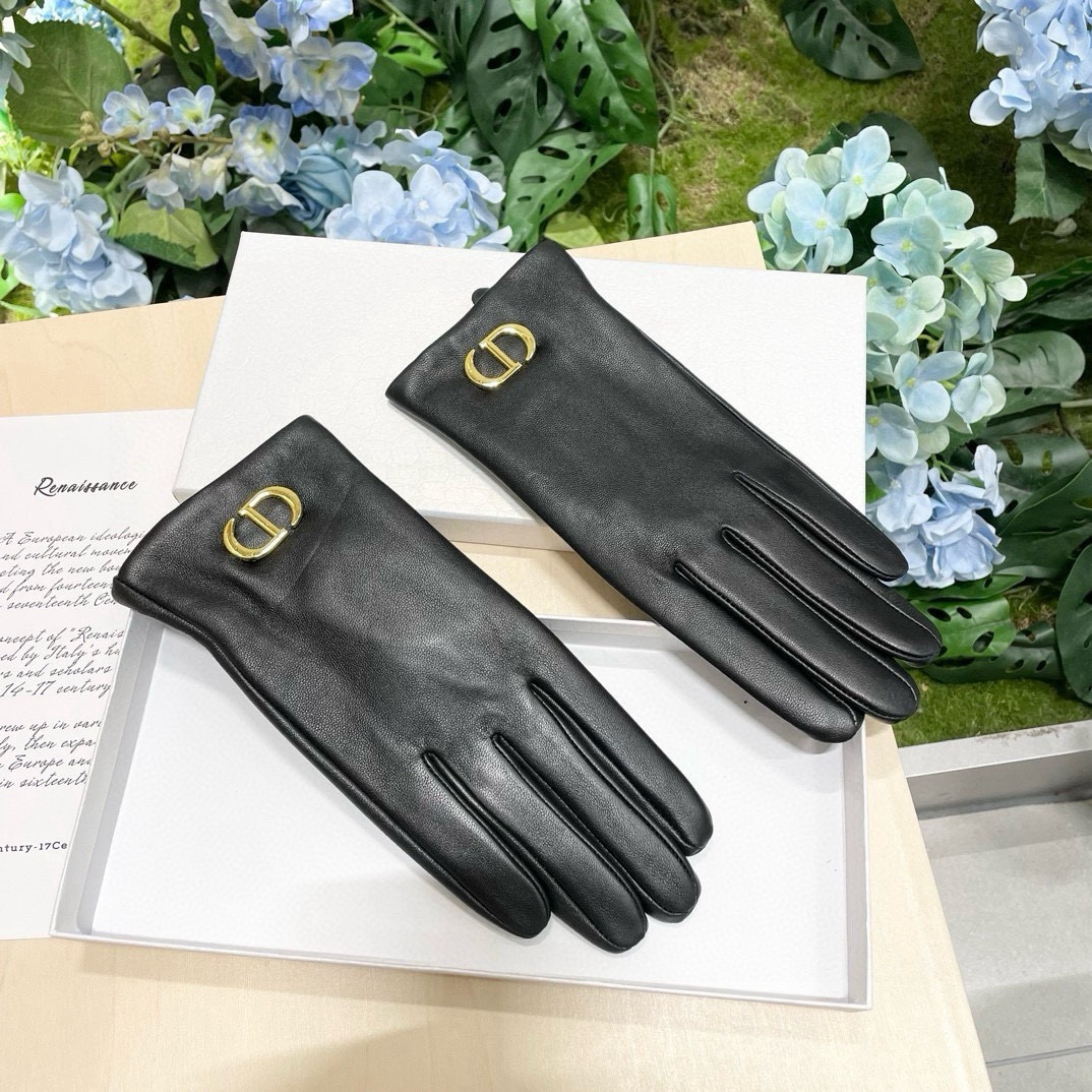 NO:659751,Comes with packaging, women's new exclusive first touch screen gloves. DIOR Dior [original quality] official website synchronizes women's new high-end sheepskin gloves, the first choice for goddesses. Don't miss 100% imported sheepskin. The leather is fine and soft. Pay attention to the imported sheepskin with its unique feel. The cashmere lining is better for warmth. It is a must for goddess Jimei. Top-notch workmanship. No details are spared. Authentic open version. Counter one to one. Size M L gloves, gloves, dior, dior, sheepskin, gloves.19860909配包装女款新款独家首发触屏手套 DIOR迪奥【原单品质】官网同步女士新款高档羊皮手套女神首选 不可错过百分百选用进口羊皮 皮质细腻柔软 认准进口羊皮特有手感羊绒内里保暖更佳 女神集美们必备顶级做工任何细节都不放过正品开版 专柜一比一 码数M L手套,手套,dior,dior,sheepskin,gloves,accessory