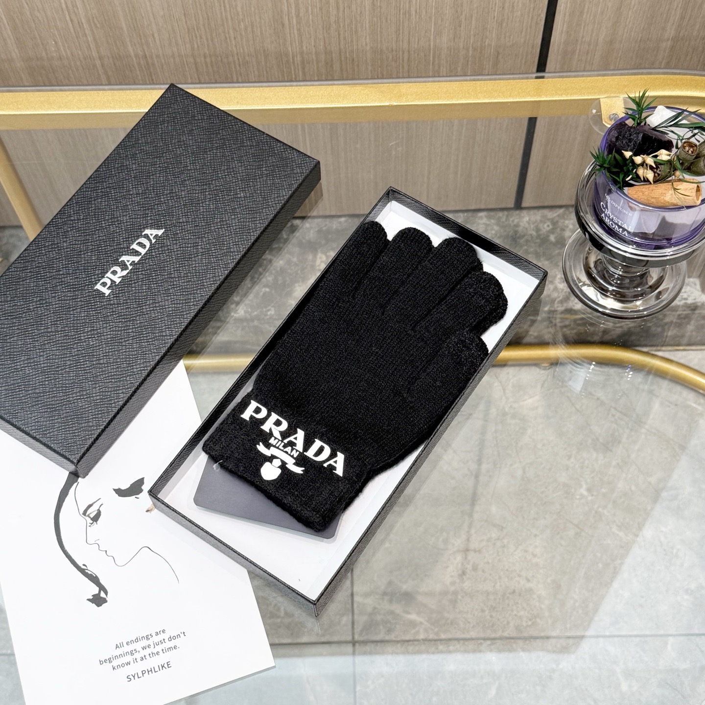 NO:659765,With packaging, the popular PRADA autumn and winter wool knitted gloves solid color series are hot this autumn and winter. Every color is super beautiful. It looks great with a cashmere coat. Three-dimensional tailoring. Smooth lines. Comfortable to wear. Fashion design is very versatile. Fits the hand. One size fits all. Gloves, gloves, prada, prada, gloves19860909配包装 爆款PRADA普拉达 秋冬羊毛针织手套纯色系列今年秋冬大火 每色都超好看 搭配羊绒大衣绝美 立体版型剪裁 线条流畅 佩戴舒适 时尚设计非常百搭 贴合手型 尺码均码 手套,手套,prada,prada,gloves,accessory