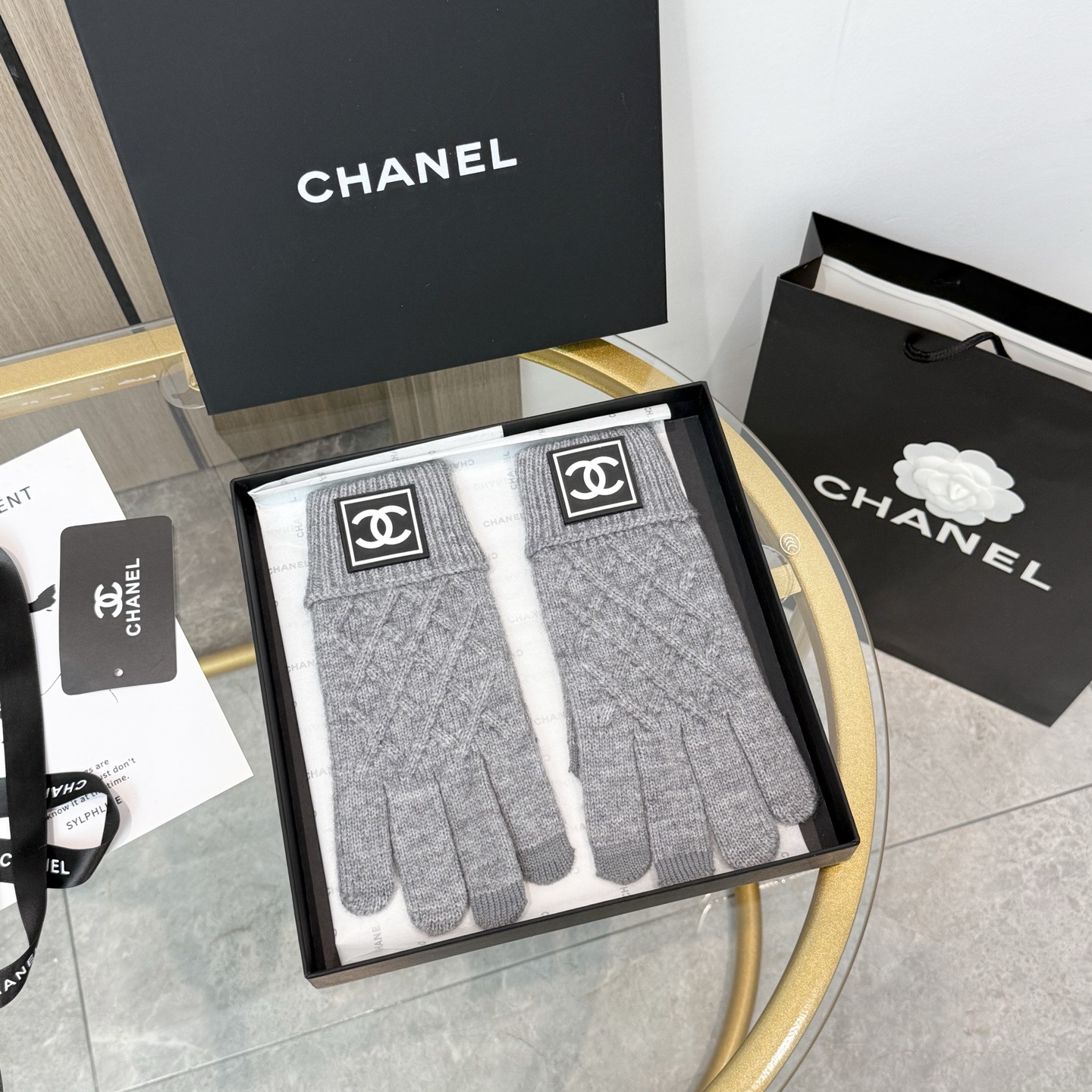 NO:659782,With packaging, the popular CHANEL autumn and winter wool knitted gloves solid color series are popular this autumn and winter. Every color is super beautiful. It looks great with a cashmere coat. Three-dimensional tailoring. Smooth lines. Comfortable to wear. Fashion design is very versatile. Fits the hand. One size fits all. Gloves, gloves, chanel, chanel, gloves19860909配包装 爆款 CHANEL香奈儿秋冬羊毛针织手套纯色系列今年秋冬大火每色都超好看 搭配羊绒大衣绝美 立体版型剪裁 线条流畅 佩戴舒适 时尚设计非常百搭 贴合手型 尺码均码 手套,手套,chanel,chanel,gloves,accessory