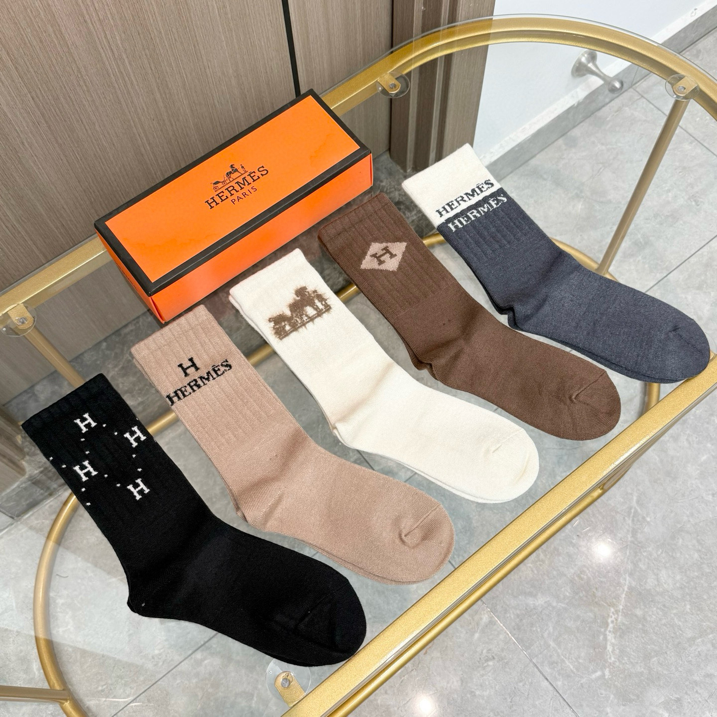 NO:676885,Comes with packaging [five pairs in a box] HERMER · Hermès classic mid-calf cashmere socks and cashmere fabric, new products are available at the counter simultaneously, the full name of the brand letter H is jacquard on the sock body, and the H logo is jacquard at the ribs, which is particularly eye-catching, pure cotton material, super soft and comfortable on the feet, super popular small items, big brands out on the street, fashionable people must have super good-matching socks, stockings, socks, hermes, hermes, socks19860909配包装【一盒五双】HERMER · 爱马仕经典中筒羊绒袜子羊绒面料,专柜同步上新,袜身提花H品牌字母全称,罗口处提花H标志,特别吸睛,纯棉材质,上脚超柔软舒适,超火爆小单品,大牌出街,潮人必备超好搭袜子,丝袜,袜子,hermes,hermes,socks,accessory