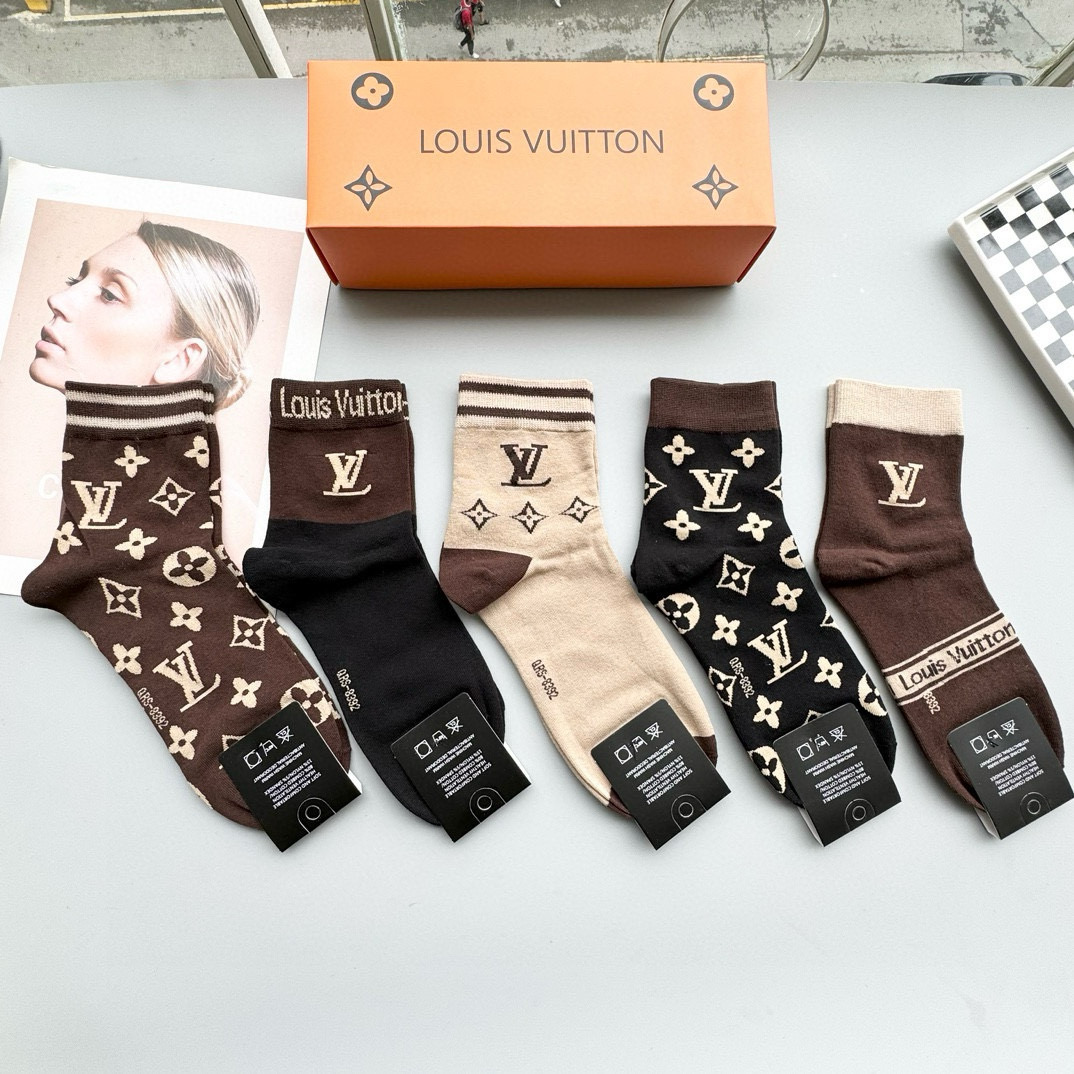 NO:676906,Comes with packaging [five pairs in a box] LV Louis Vuitton's popular mid-calf socks, high version ~ good to see. European and American big-name mid-calf socks are indispensable for fashionistas. They are counter-purchased quality socks. They are super stylish when paired together. They are so fashionable~~ Recommended, recommended, recommended~~ A must-have fashionable item!  !  socks, stockings, socks, louis vuitton, louis vuitton, socks19860909配包装【一盒五双】LV 路易威登 爆款 中筒袜高版本 ～好看到爆炸 欧美大牌中筒袜潮人必不能少的专柜代购品质 袜子 ,搭配起来超高逼格 时髦度爆表啊啊啊啊～～推荐推荐推荐～～必入时髦小单品！！袜子,丝袜,袜子,louis vuitton,louis vuitton,socks,accessory