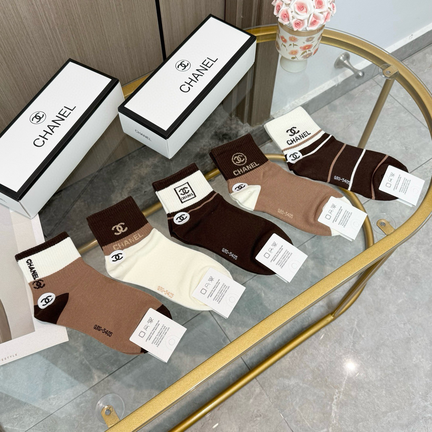 NO:676916,Comes with packaging [five pairs in a box] Chanel's popular high-end card mid-calf socks ~ Very good to see. European and American big-name mid-calf socks are indispensable for fashionistas. They are counter-purchased quality socks. They are super stylish when paired with them. They are so fashionable~~ Recommended, recommended, recommended~~ A must-have fashionable item!  !  socks, stockings, socks, chanel, chanel, socks19860909配包装【一盒五双】Chanel 香奈儿 爆款卡中筒袜高版本 ～好看到爆炸 欧美大牌中筒袜潮人必不能少的专柜代购品质 袜子 ,搭配起来超高逼格 时髦度爆表啊啊啊啊～～推荐推荐推荐～～必入时髦小单品！！袜子,丝袜,袜子,chanel,chanel,socks,accessory