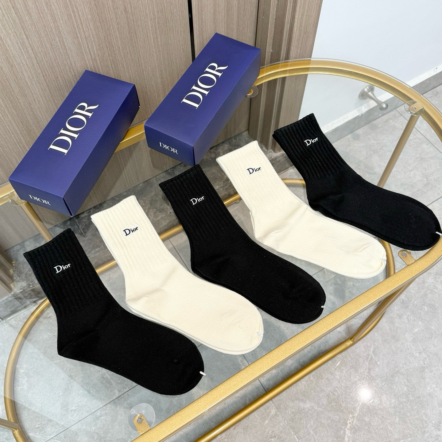 NO:676973,Comes with packaging [five pairs in a box] DIOR Dior high version ~ Look great. Dior socks embroidered cashmere socks, super soft and waxy, a must-have for fashionistas. Dior counter-purchased quality mid-calf socks, super stylish when paired with them, extremely fashionable~~ Recommended, recommended, recommended~~ A must-have fashionable item!  !  !  socks, stockings, socks, dior, dior, socks19860909配包装【一盒五双】DIOR 迪奥高版本 ～好看到爆炸 Dior 袜子刺绣羊绒袜,超软糯潮人必不能少的 Dior 专柜代购品质 中筒袜子 ,搭配起来超高逼格 时髦度爆表啊啊啊啊～～推荐推荐推荐～～必入时髦小单品！！！袜子,丝袜,袜子,dior,dior,socks,accessory