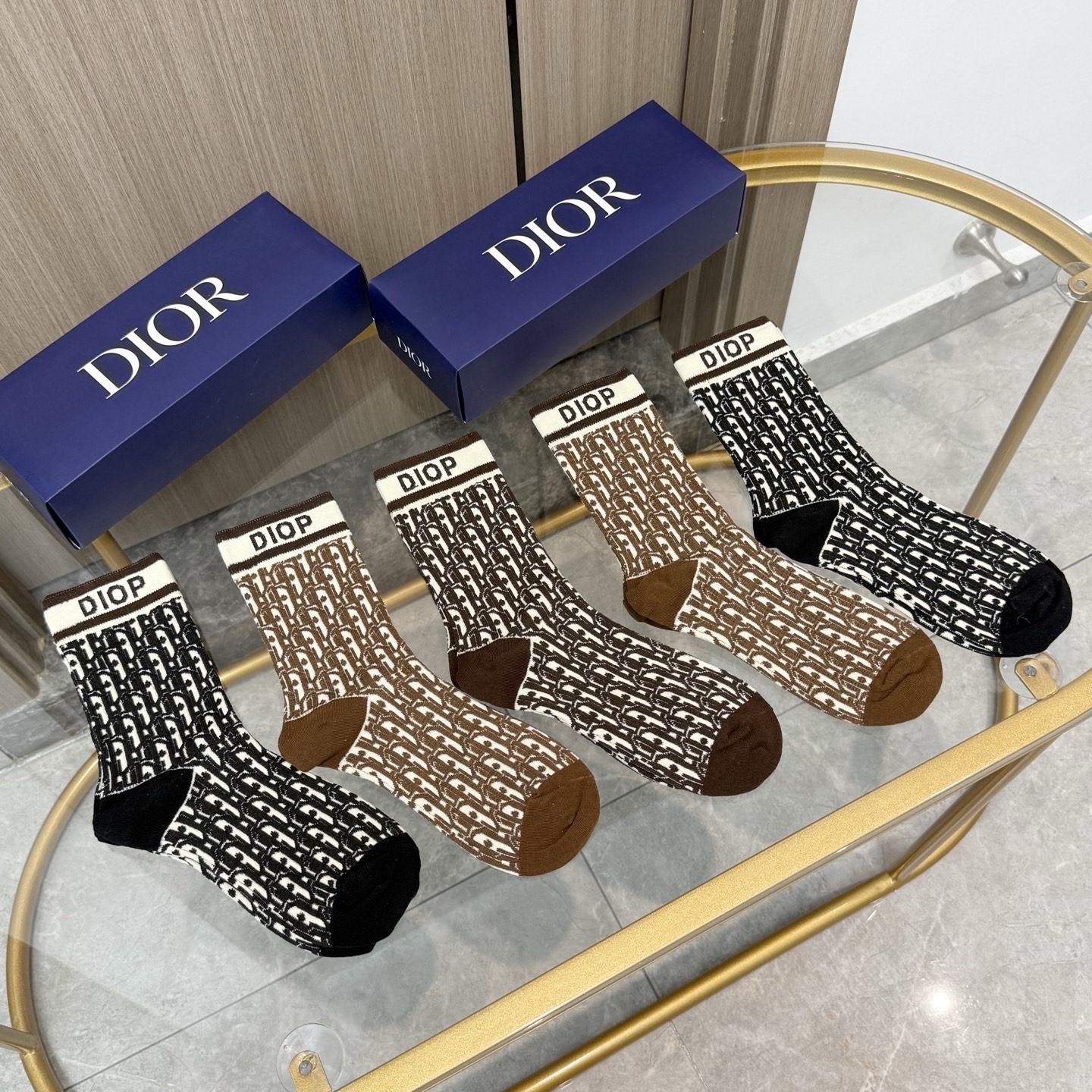 NO:676954,Comes with packaging [five pairs in a box] European and American big-name Dior Dior. The high-quality high-high socks for men and women from European and American big-name brands are indispensable for fashionistas. They are super high-quality when paired with them. They are so fashionable~~ Recommended, recommended, recommended~~ A must-have fashionable item!  !  !  socks, stockings, socks, dior, dior, socks19860909配包装【一盒五双】欧美大牌 Dior迪奥 好看到爆炸欧美大牌高筒袜男女款潮人必不能少的专柜代购品质高筒袜子 ,搭配起来超高逼格 时髦度爆表啊啊啊啊～～推荐推荐推荐～～必入时髦小单品！！！袜子,丝袜,袜子,dior,dior,socks,accessory