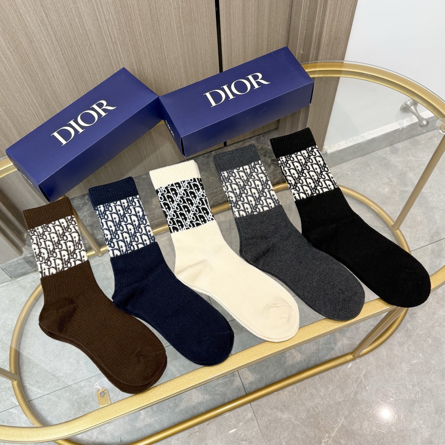 NO:677002,Comes with packaging [five pairs in a box] DIOR Dior high version ~ Look great. Dior socks jacquard cashmere socks, super soft and waxy, a must-have for fashionistas. Dior counter-purchased quality mid-calf socks, super stylish when paired together, super fashionable~~ Recommended, recommended, recommended~~ A must-have fashionable item!  !  !  socks, stockings, socks, dior, dior, socks19860909配包装【一盒五双】DIOR 迪奥高版本 ～好看到爆炸 Dior 袜子提花羊绒袜,超软糯潮人必不能少的 Dior 专柜代购品质 中筒袜子 ,搭配起来超高逼格 时髦度爆表啊啊啊啊～～推荐推荐推荐～～必入时髦小单品！！！袜子,丝袜,袜子,dior,dior,socks,accessory