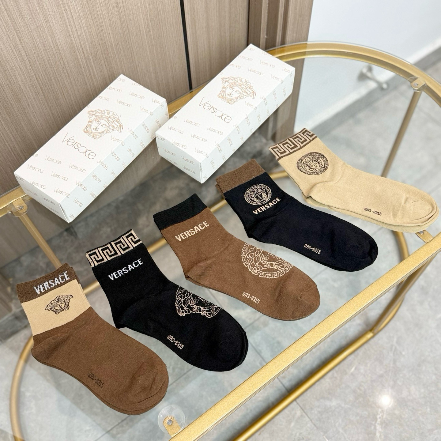 NO:677011,Comes with packaging [five pairs in a box] European and American big-name Versace, great-looking European and American big-name mid-calf socks for men, a must-have counter-purchase quality short-tube socks for trendy people, super high-end style when paired with them, extremely fashionable~~ Recommended, recommended, recommended~~ A must-have fashionable item!  !  !  socks,stockings,socks,versace,socks19860909配包装【一盒五双】欧美大牌 范思哲 好看到爆炸欧美大牌中筒袜男款潮人必不能少的专柜代购品质 短筒袜子 ,搭配起来超高逼格 时髦度爆表啊啊啊啊～～推荐推荐推荐～～必入时髦小单品！！！袜子,丝袜,袜子,versace,socks,accessory