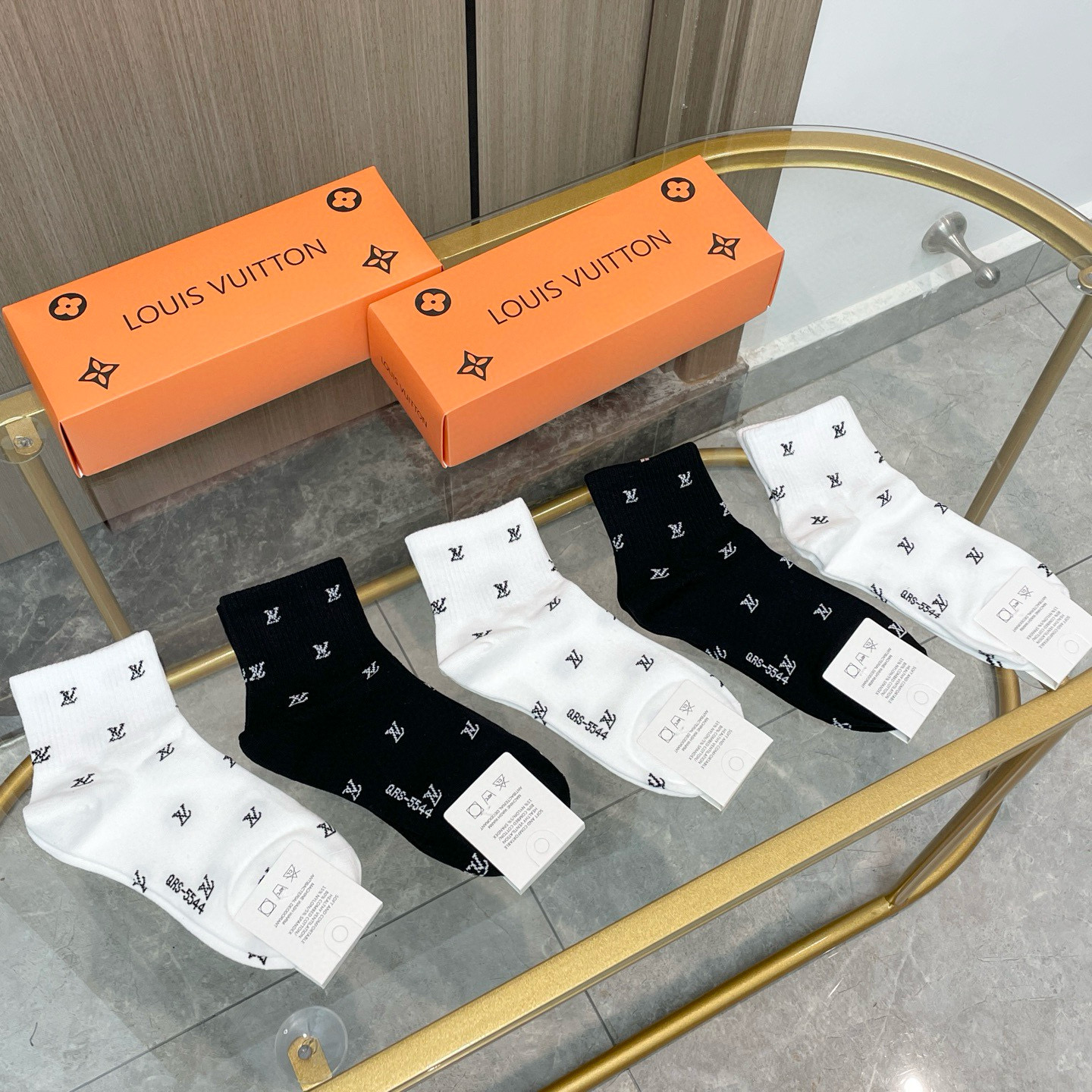 NO:677019,Comes with packaging [five pairs in a box] LV Louis Vuitton's popular mid-calf socks, high version ~ good to see. European and American big-name mid-calf socks are indispensable for fashionistas. They are counter-purchased quality socks. They are super stylish when paired together. They are so fashionable~~ Recommended, recommended, recommended~~ A must-have fashionable item!  !  socks, stockings, socks, louis vuitton, louis vuitton, socks19860909配包装【一盒五双】LV 路易威登 爆款 中筒袜高版本 ～好看到爆炸 欧美大牌中筒袜潮人必不能少的专柜代购品质 袜子 ,搭配起来超高逼格 时髦度爆表啊啊啊啊～～推荐推荐推荐～～必入时髦小单品！！袜子,丝袜,袜子,louis vuitton,louis vuitton,socks,accessory