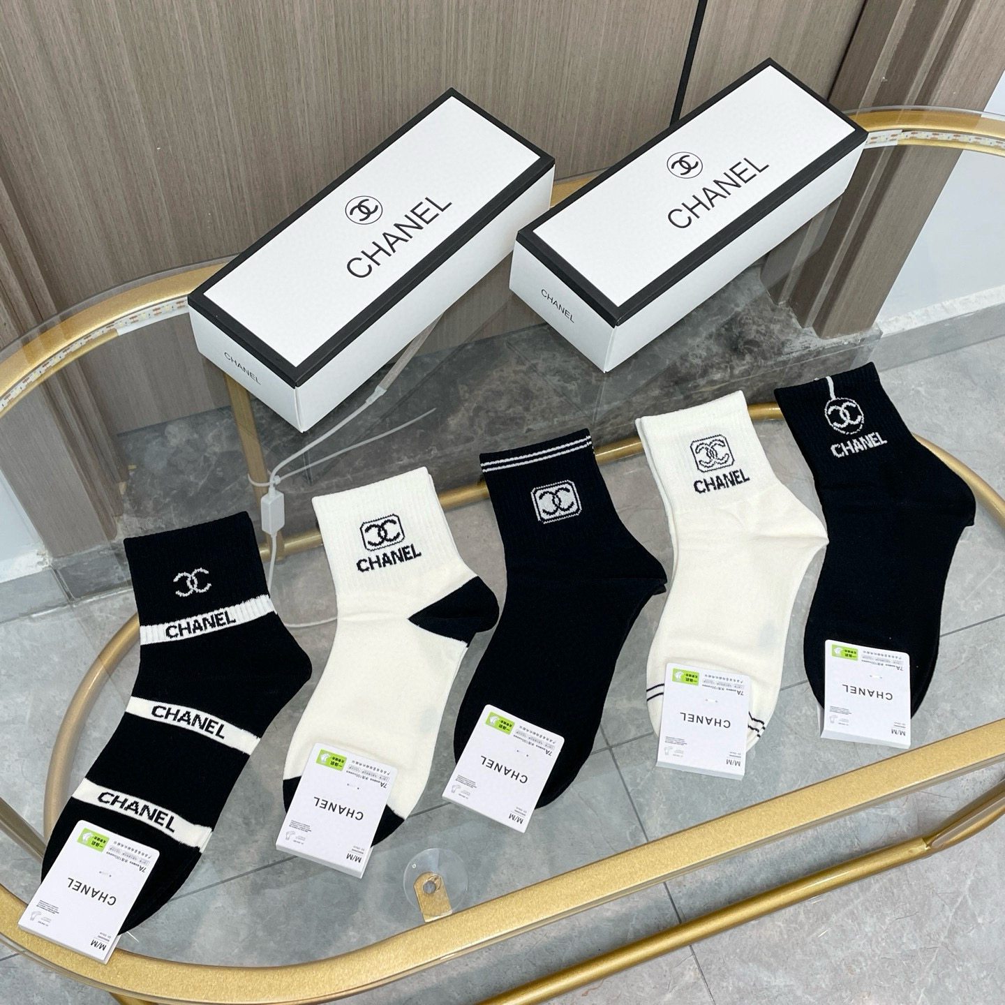 NO:677023,Comes with packaging [five pairs in a box] Chanel's popular high-end card mid-calf socks ~ Very good to see. European and American big-name mid-calf socks are indispensable for fashionistas. They are counter-purchased quality socks. They are super stylish when paired with them. They are so fashionable~~ Recommended, recommended, recommended~~ A must-have fashionable item!  !  socks, stockings, socks, chanel, chanel, socks19860909配包装【一盒五双】Chanel 香奈儿 爆款卡中筒袜高版本 ～好看到爆炸 欧美大牌中筒袜潮人必不能少的专柜代购品质 袜子 ,搭配起来超高逼格 时髦度爆表啊啊啊啊～～推荐推荐推荐～～必入时髦小单品！！袜子,丝袜,袜子,chanel,chanel,socks,accessory