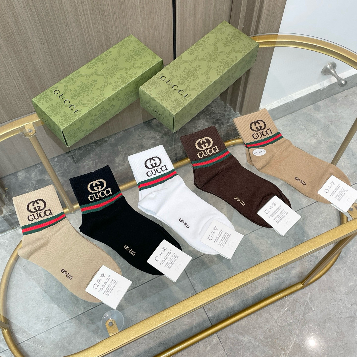 NO:677032,Comes with packaging [five pairs in a box] Gucci Gucci. It is a must-have counter-purchase quality mid-calf socks for fashionistas from big-name European and American brands. They are super stylish when paired with them. They are so fashionable~~ Recommended, recommended, recommended~~ A must-have fashionable item!  !  !  socks, stockings, socks, gucci, socks19860909配包装【一盒五双】Gucci 古奇 好看到爆炸欧美大牌中筒袜潮人必不能少的专柜代购品质 中筒袜子 ,搭配起来超高逼格 时髦度爆表啊啊啊啊～～推荐推荐推荐～～必入时髦小单品！！！袜子,丝袜,袜子,gucci,socks,accessory