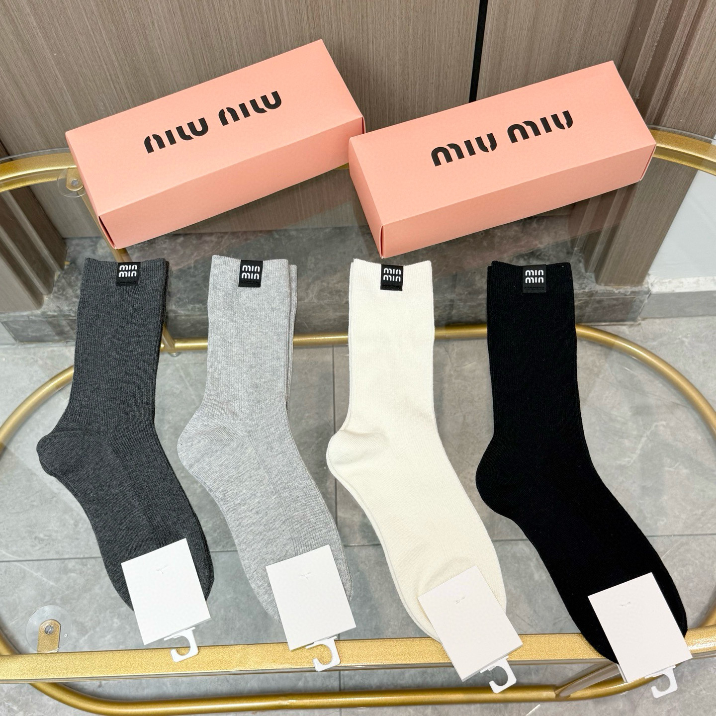 NO:688050,Comes with packaging [four pairs in a box] MIUMIU high-end version ~ Look great. MIUMIU socks are double-needle hot-stamped mid-calf socks. Ultra-exquisite and trendy people must buy high-quality mid-calf socks at MIUMIU counters. They match with super high style and are so fashionable~~ Recommended, recommended, recommended~~ A must-have fashionable item!  !  !  socks, stockings, socks, miumiu, socks19860909配包装【一盒四双】MIUMIU 缪缪高版本 ～好看到爆炸 MIUMIU 袜子双针烫印中筒袜,超精致潮人必不能少的 MIUMIU 专柜代购品质 中筒袜子 ,搭配起来超高逼格 时髦度爆表啊啊啊啊～～推荐推荐推荐～～必入时髦小单品！！！袜子,丝袜,袜子,miumiu,socks,accessory