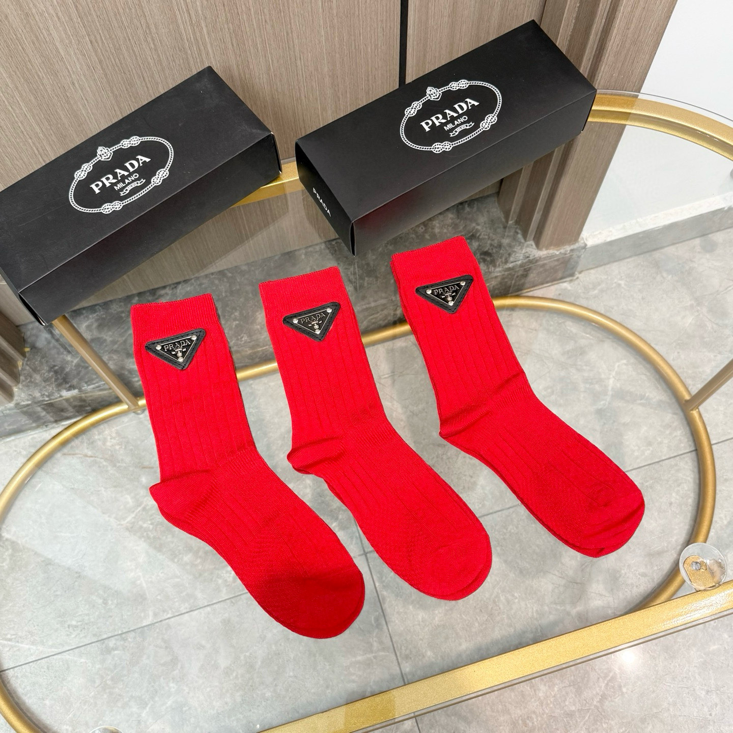 NO:677009,Comes with packaging [three pairs in one box] PRADA’s popular Chinese New Year socks, mid-length socks with the same letter ornaments from the official website!  The abbreviation of Luokou jewelry brand is decorated with letters ins. The counters are synchronized with socks and socks. Big brands are out on the street. Fashionable people must have super matching socks, stockings, socks, prada, prada, socks.19860909配包装【一盒三双】PRADA普拉达红红火火过年袜 官网同款字母饰品中长款袜子！罗口饰品品牌简称字母ins装饰,专柜同步筒袜袜子,大牌出街,潮人必备超好搭袜子,丝袜,袜子,prada,prada,socks,accessory