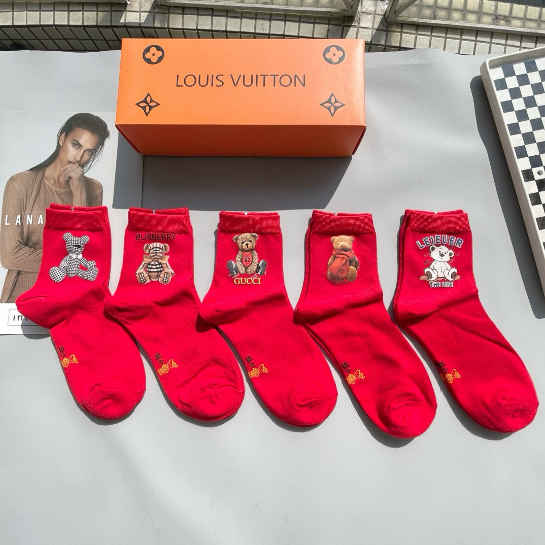 NO:677025,Comes with packaging [five pairs in one box] popular Chinese New Year socks from big European and American brands, mid-length socks with the same style as the official website’s letter heat transfer!  Luokou heat transfer brand abbreviation letter ins decoration, counter synchronized socks and socks, big brands going out on the street, fashionable people must have super matching socks, stockings, socks, socks19860909配包装【一盒五双】欧美大牌红红火火过年袜 官网同款字母烫画中长款袜子！罗口烫画品牌简称字母ins装饰,专柜同步筒袜袜子,大牌出街,潮人必备超好搭袜子,丝袜,袜子,socks,accessory