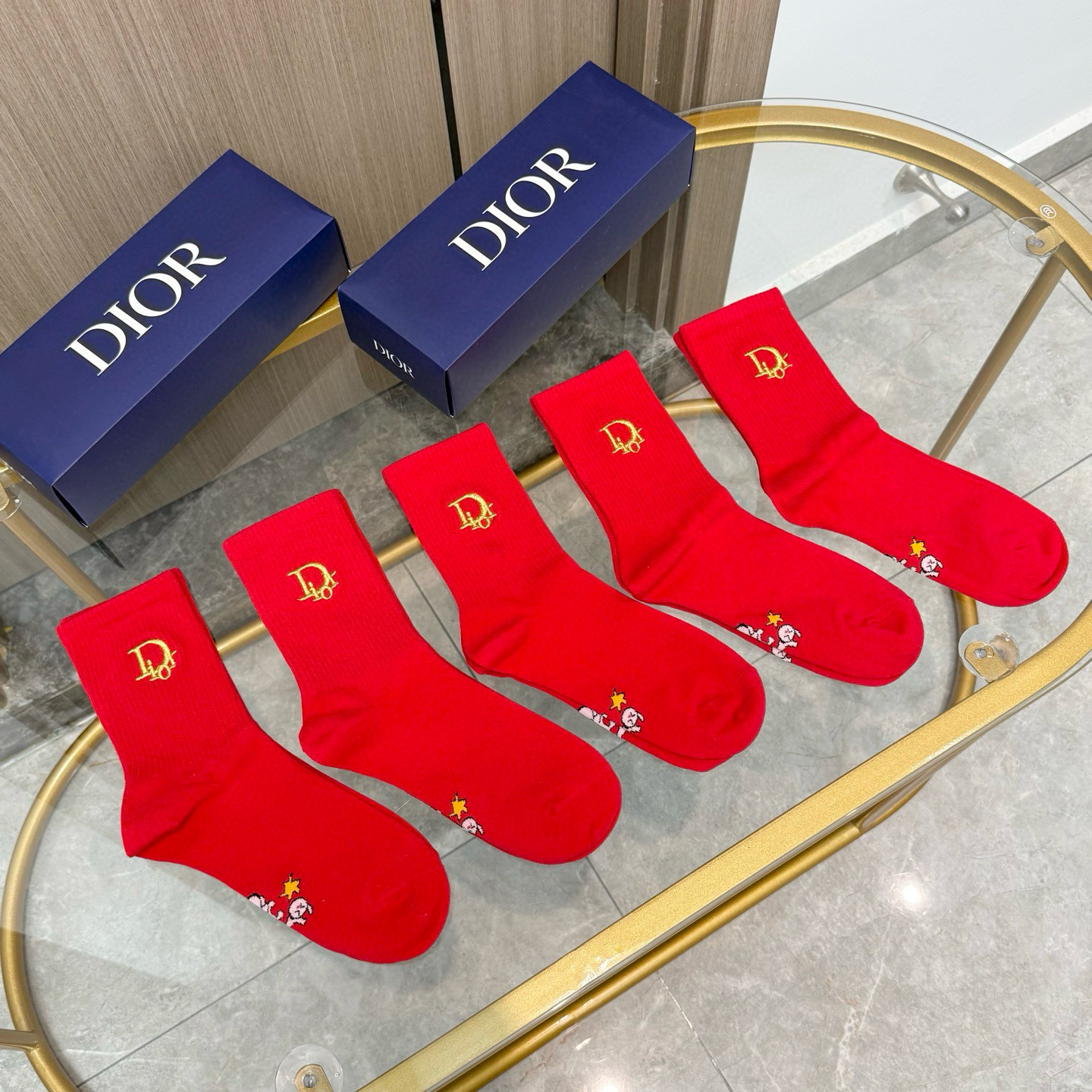 NO:677040,Comes with packaging [five pairs in a box] DIOR Gucci's popular Chinese New Year socks counter with the same letters. Men's and women's embroidered high socks are available at the counter at the same time. They are super soft and comfortable. The popular CD series in the counter are super popular small items. Big brands are out on the street. Fashionable people must have super matching socks, stockings, socks, dior, socks.19860909配包装【一盒五双】DIOR 古奇红红火火过年袜专柜同款字母 男女款刺绣高筒袜子专柜同步上新,超柔软舒适,专柜爆款CD系列超火爆小单品,大牌出街,潮人必备超好搭袜子,丝袜,袜子,dior,socks,accessory