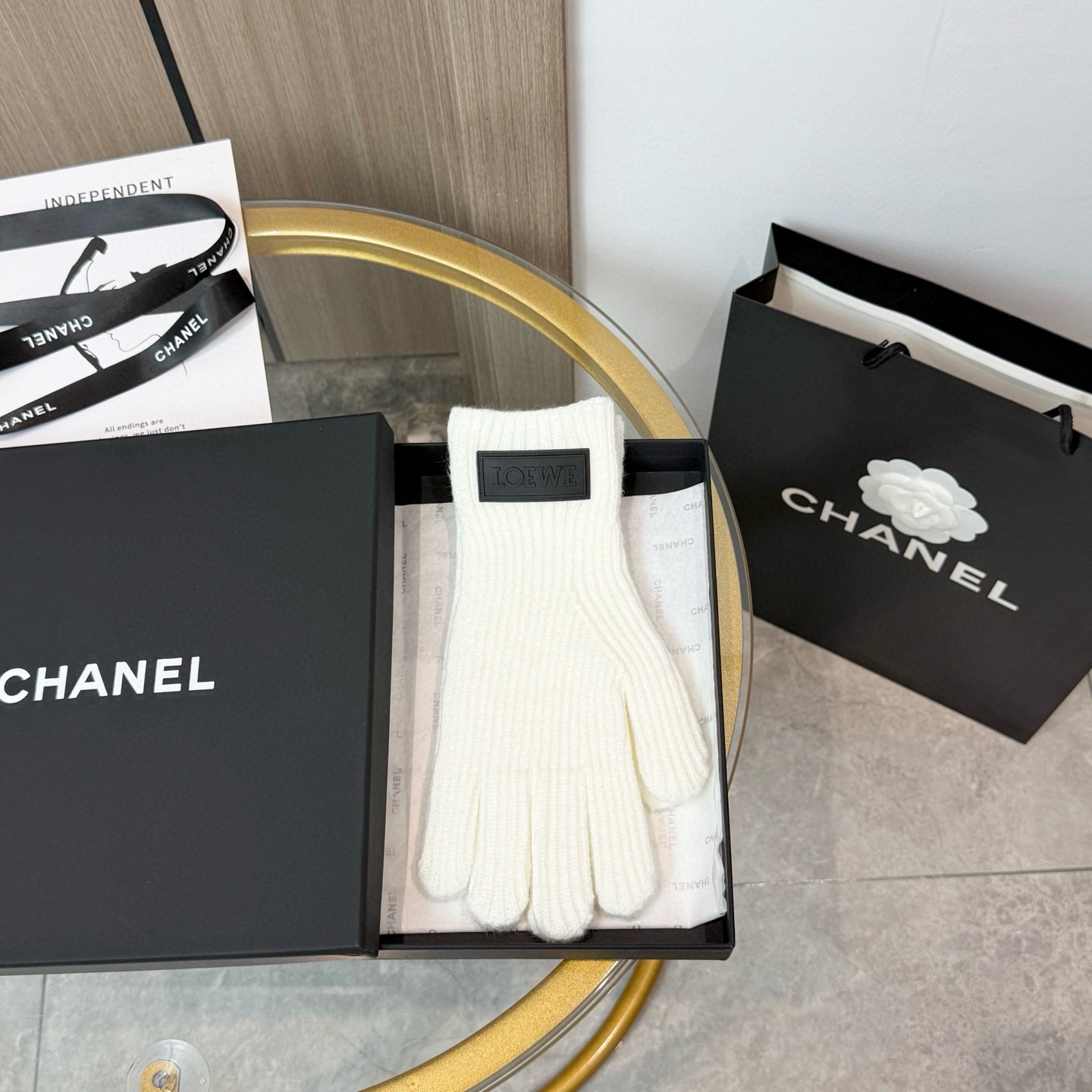 NO:701915,With packaging, the popular LOEWE Autumn and Winter wool knitted gloves solid color series are popular this autumn and winter. Every color is super beautiful. It looks great with a cashmere coat. Three-dimensional tailoring. Smooth lines. Comfortable to wear. Fashionable design is very versatile. Fits the hand. One-size-fits-all gloves, gloves, loewe, loewe, gloves19860909配包装 爆款LOEWE罗意威 秋冬羊毛针织手套纯色系列今年秋冬大火 每色都超好看 搭配羊绒大衣绝美 立体版型剪裁 线条流畅 佩戴舒适 时尚设计非常百搭 贴合手型 尺码均码手套,手套,loewe,loewe,gloves,accessory