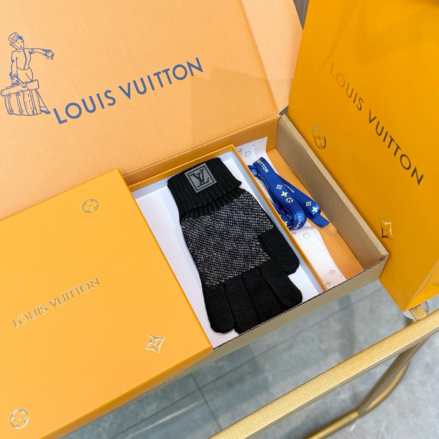 NO:701919,Comes with packaging LV Louis Vuitton's new autumn and winter wool knitted gloves checkerboard solid color series is a big hit this autumn and winter. Every color is super beautiful. It looks great with a cashmere coat. Three-dimensional tailoring. Smooth lines. Comfortable to wear. Fingerless design is more convenient. Fits the hand. One size fits all. Gloves, gloves, louis vuitton, louis vuitton, gloves19860909配包装 LV路易威登新款秋冬羊毛针织手套棋格纯色系列今年秋冬大火 每色都超好看 搭配羊绒大衣绝美 立体版型剪裁 线条流畅 佩戴舒适 露指设计更加方便 贴合手型 尺码均码手套,手套,louis vuitton,louis vuitton,gloves,accessory
