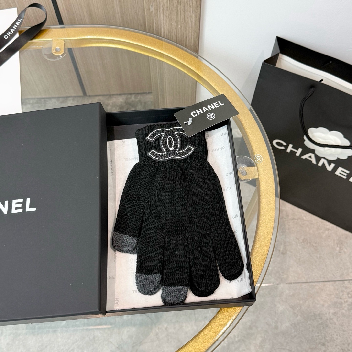 NO:701921,With packaging, the popular CHANEL autumn and winter wool knitted gloves solid color series are popular this autumn and winter. Every color is super beautiful. It looks great with a cashmere coat. Three-dimensional tailoring. Smooth lines. Comfortable to wear. Fashion design is very versatile. Fits the hand. One size fits all. Gloves, gloves, chanel, chanel, gloves19860909配包装 爆款 CHANEL香奈儿秋冬羊毛针织手套纯色系列今年秋冬大火每色都超好看 搭配羊绒大衣绝美 立体版型剪裁 线条流畅 佩戴舒适 时尚设计非常百搭 贴合手型 尺码均码 手套,手套,chanel,chanel,gloves,accessory