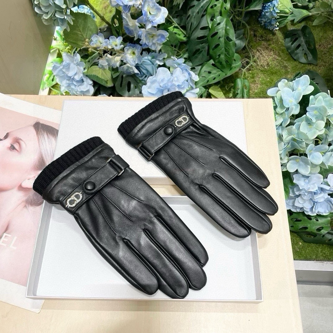 NO:701920,Comes with packaging, women's new exclusive first touch screen gloves. DIOR Dior [original quality] official website synchronizes women's new high-end sheepskin gloves, the first choice for goddesses. Don't miss 100% imported sheepskin. The leather is fine and soft. Pay attention to the imported sheepskin with its unique feel. The cashmere lining is better for warmth. It is a must for goddess Jimei. Top-notch workmanship. No details are spared. Authentic open version. Counter one to one. Size M L gloves, gloves, dior, dior, sheepskin, gloves.19860909配包装女款新款独家首发触屏手套 DIOR迪奥【原单品质】官网同步女士新款高档羊皮手套女神首选 不可错过百分百选用进口羊皮 皮质细腻柔软 认准进口羊皮特有手感羊绒内里保暖更佳 女神集美们必备顶级做工任何细节都不放过正品开版 专柜一比一 码数M L手套,手套,dior,dior,sheepskin,gloves,accessory