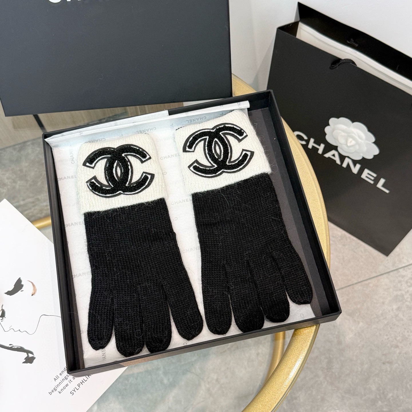 NO:701934,With packaging, the popular CHANEL autumn and winter wool knitted gloves solid color series are popular this autumn and winter. Every color is super beautiful. It looks great with a cashmere coat. Three-dimensional tailoring. Smooth lines. Comfortable to wear. Fashion design is very versatile. Fits the hand. One size fits all. Gloves, gloves, chanel, chanel, gloves19860909配包装 爆款CHANEL香奈儿秋冬羊毛针织手套纯色系列今年秋冬大火 每色都超好看 搭配羊绒大衣绝美 立体版型剪裁 线条流畅 佩戴舒适 时尚设计非常百搭 贴合手型 尺码均码 手套,手套,chanel,chanel,gloves,accessory