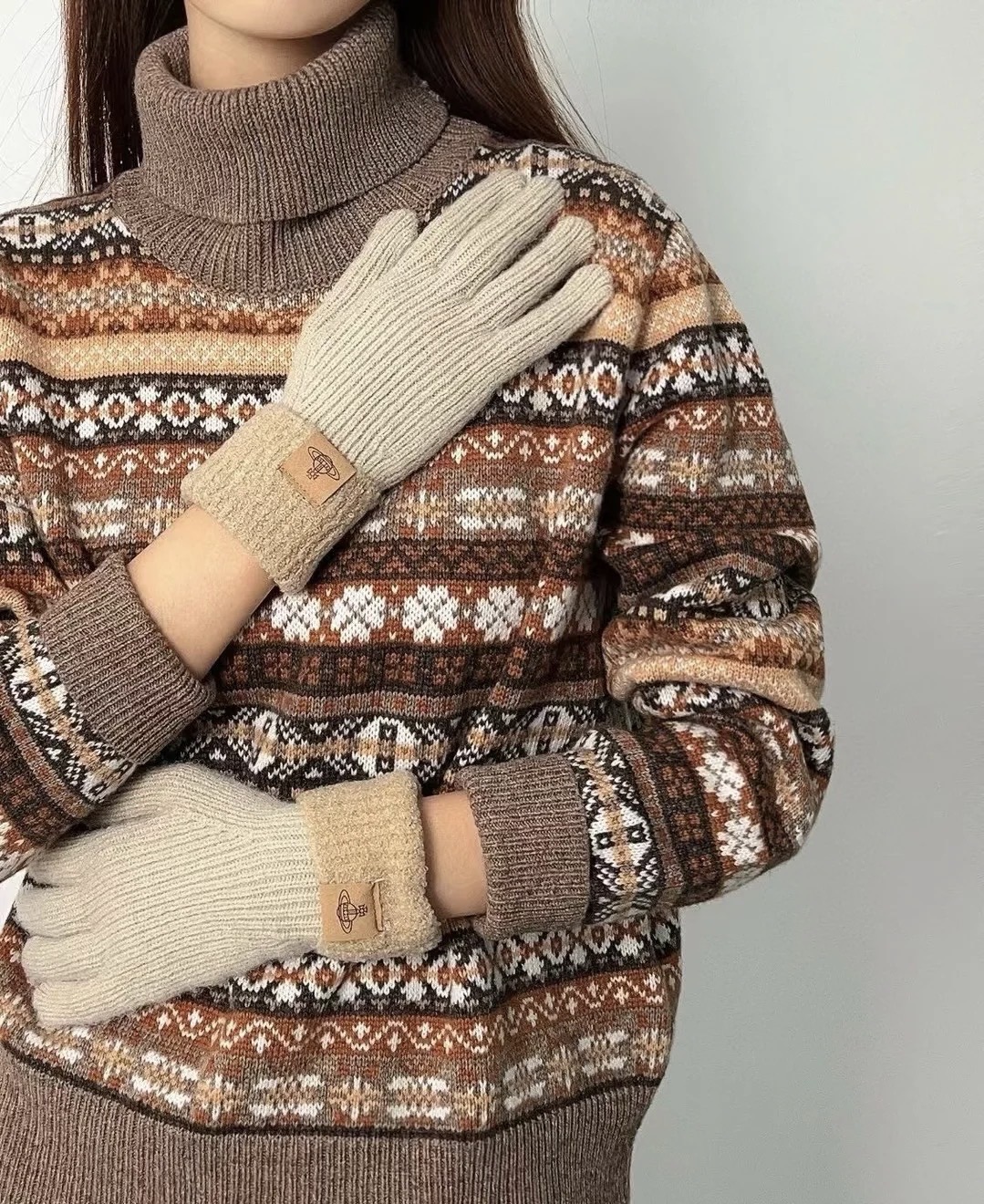 NO:701939,Comes with packaging Vivienne Westwood 2025s new knitted wool warm gloves!  Counter synchronization!  Fingerless gloves can touch the screen, the details are exquisite and high-end, and the brand logo graphics are full of high-end feeling. Gloves, gloves, gloves19860909配包装Vivienne Westwood西太后 2025s新款针织毛线保暖手套！专柜同步！露指手套可触屏,细节精致高级,品牌logo图形高级感满满.手套,手套,gloves,accessory