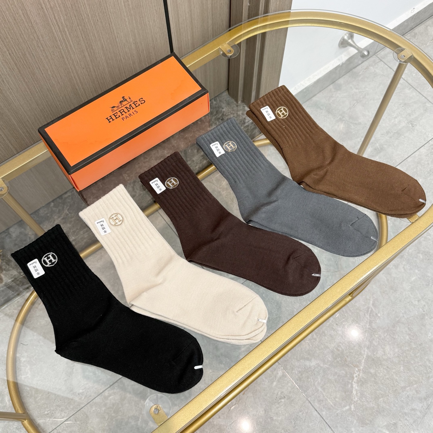 NO:702147,Comes with packaging [five pairs in a box] HERMER · Hermès classic mid-calf cashmere socks and cashmere fabrics, new ones are available at the counter simultaneously, the full name of the brand H is jacquard on the sock body, and the H logo is embroidered at the ruff, which is particularly eye-catching, pure cotton material, super soft and comfortable on the feet, super popular small items, big brands out on the street, fashionable people must have super good-matching socks, stockings, socks, hermes, hermes, socks19860909配包装【一盒五双】HERMER · 爱马仕经典中筒羊绒袜子羊绒面料,专柜同步上新,袜身提花H品牌字母全称,罗口处刺绣H标志,特别吸睛,纯棉材质,上脚超柔软舒适,超火爆小单品,大牌出街,潮人必备超好搭袜子,丝袜,袜子,hermes,hermes,socks,accessory