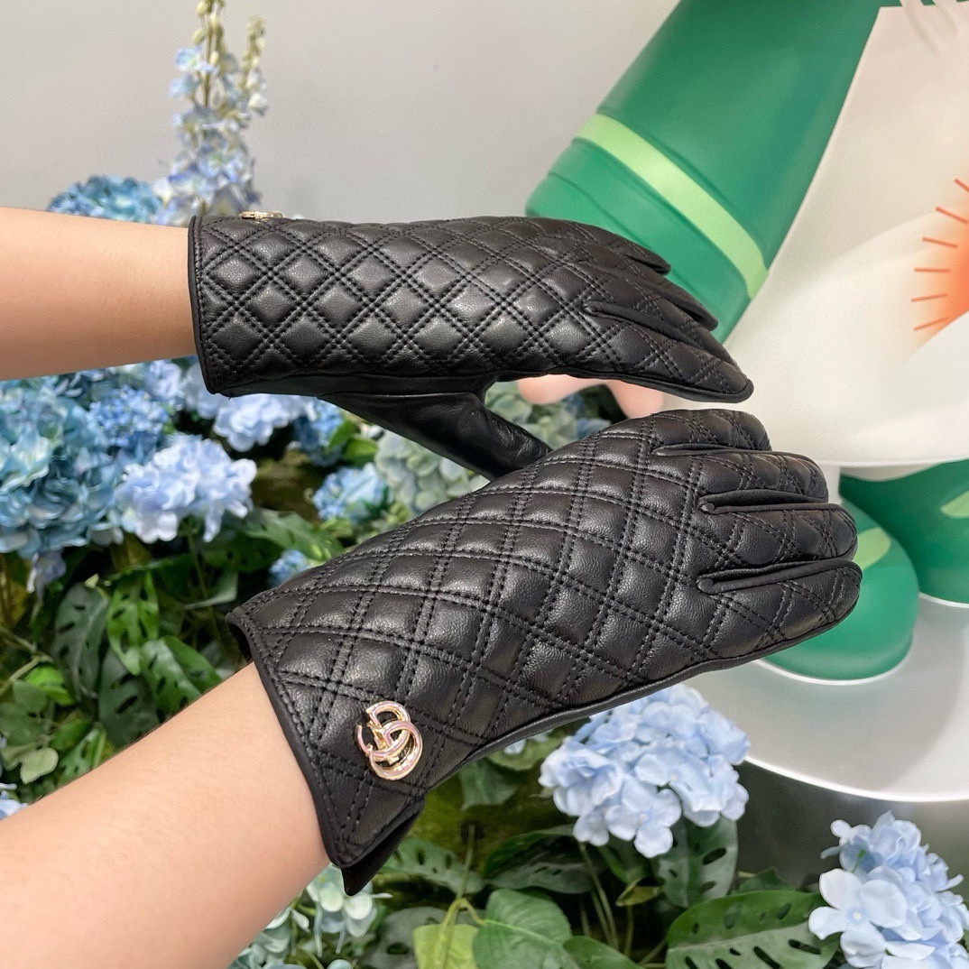 NO:701943,Comes with packaging of the new exclusive first touch screen gloves. GUCCI Gucci [original quality] official website syncs with women's new high-end sheepskin gloves. The goddess's first choice. Don't miss 100% imported sheepskin. The leather is fine and soft. Pay attention to the imported sheepskin with its unique feel and cashmere lining for better warmth. Double G goddess Jimei must have top-notch workmanship. No details are spared. Authentic open version. One-to-one counters, one-size-fits-all gloves, gloves, gucci, sheepskin, gloves.19860909配包装新款独家首发触屏手套 GUCCI古奇【原单品质】官网同步女士新款高档羊皮手套女神首选 不可错过百分百选用进口羊皮 皮质细腻柔软 认准进口羊皮特有手感羊绒内里保暖更佳 双G女神集美们必备顶级做工任何细节都不放过正品开版 专柜一比一 码数均码手套,手套,gucci,sheepskin,gloves,accessory