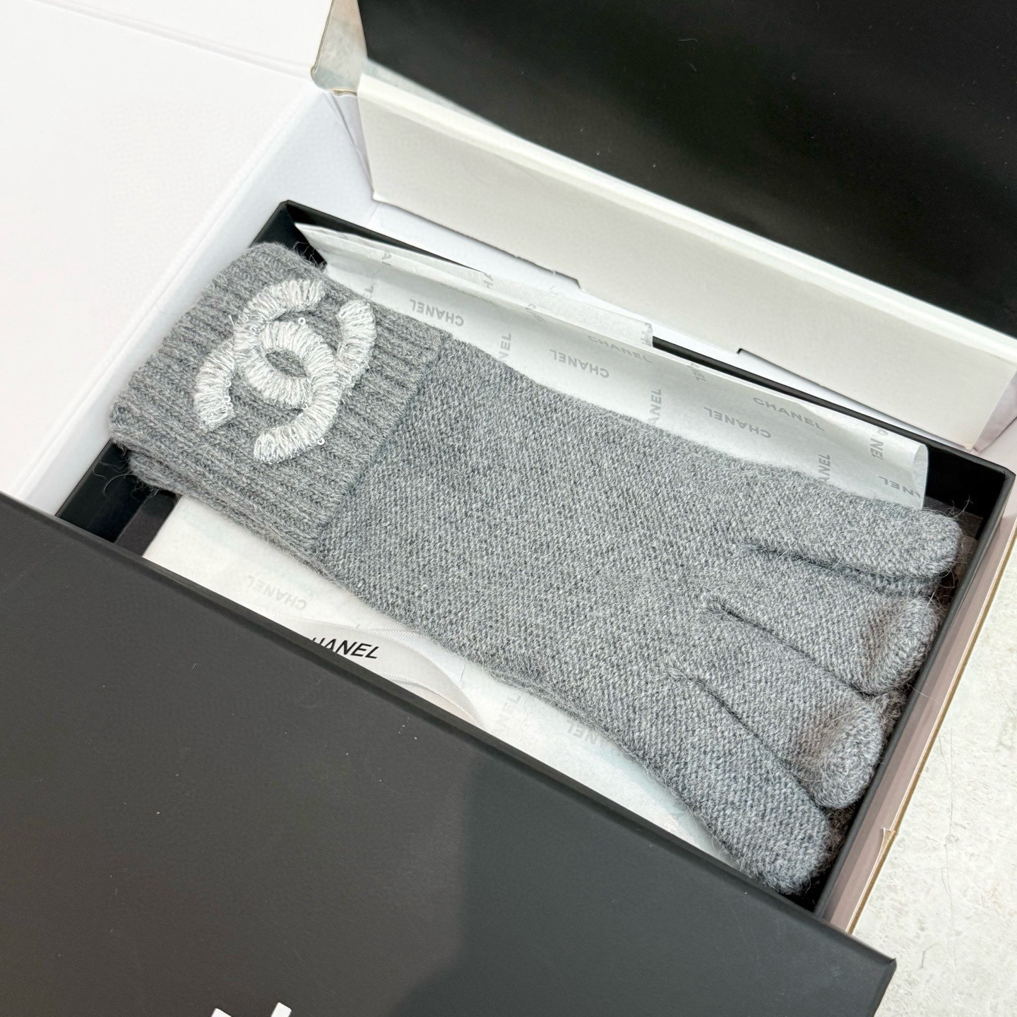 NO:701933,With packaging, the popular CHANEL autumn and winter wool knitted gloves solid color series are popular this autumn and winter. Every color is super beautiful. It looks great with a cashmere coat. Three-dimensional tailoring. Smooth lines. Comfortable to wear. Fashion design is very versatile. Fits the hand. One size fits all. Gloves, gloves, chanel, chanel, gloves19860909配包装 爆款CHANEL香奈儿秋冬羊毛针织手套纯色系列今年秋冬大火 每色都超好看 搭配羊绒大衣绝美 立体版型剪裁 线条流畅 佩戴舒适 时尚设计非常百搭 贴合手型 尺码均码 手套,手套,chanel,chanel,gloves,accessory