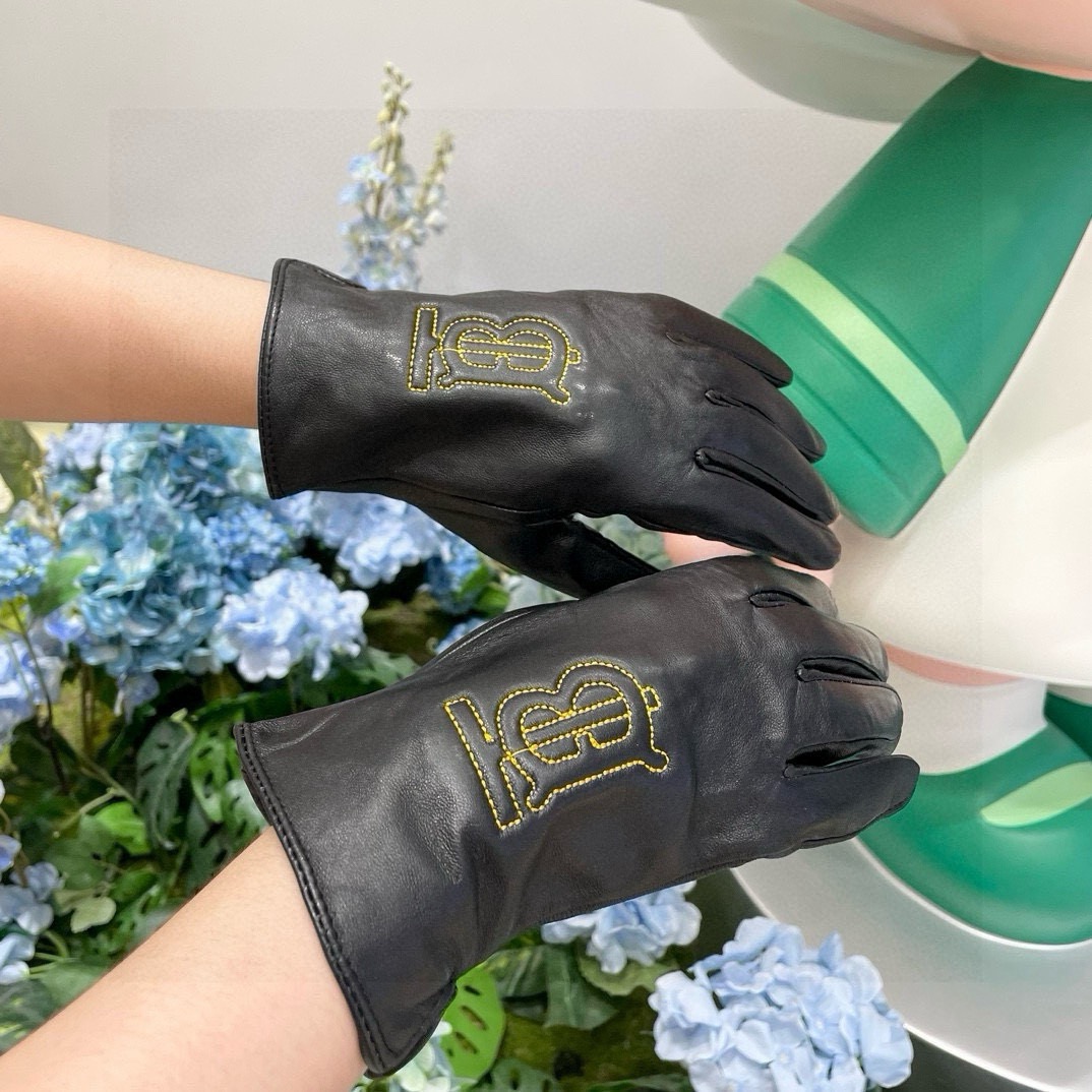 NO:701935,Comes with packaging for women's new exclusive touch screen gloves. Burberry's thorn gold thread women's sheepskin gloves [original quality] Official website synchronizes women's new high-end sheepskin gloves. The goddess's first choice. Don't miss 100% imported sheepskin. The leather is fine and soft. Pay attention to the imported sheepskin's special feel and cashmere lining for better warmth. The original custom-made top-notch workmanship does not miss the genuine product in any detail. One-to-one counters, one-size-fits-all gloves, gloves, burberry, sheepskin, gloves.19860909配包装女款新款独家首发触屏手套 巴宝莉刺秀金线女款羊皮手套【原单品质】官网同步女士新款高档羊皮手套女神首选 不可错过百分百选用进口羊皮 皮质细腻柔软 认准进口羊皮特有手感羊绒内里保暖更佳 原版定制顶级做工任何细节都不放过正品开版 专柜一比一 码数均码手套,手套,burberry,sheepskin,gloves,accessory